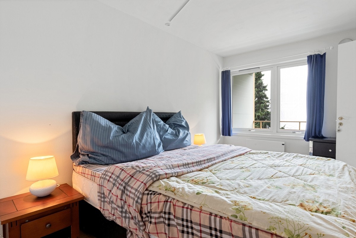 Hovedsoverommet er stort og lyst med god plass til dobbeltseng. Galleribilde