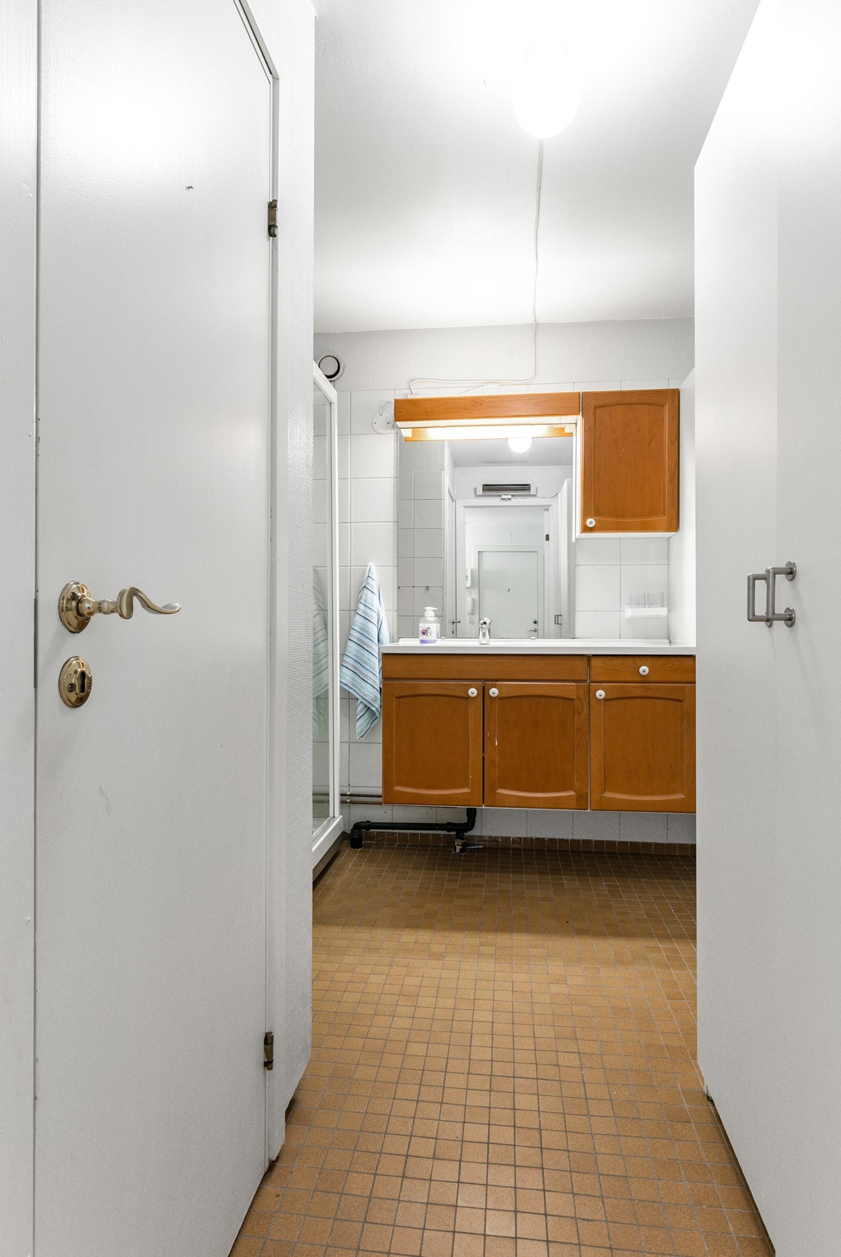 Fra badet er det dør inn til toalettrommet. Galleribilde