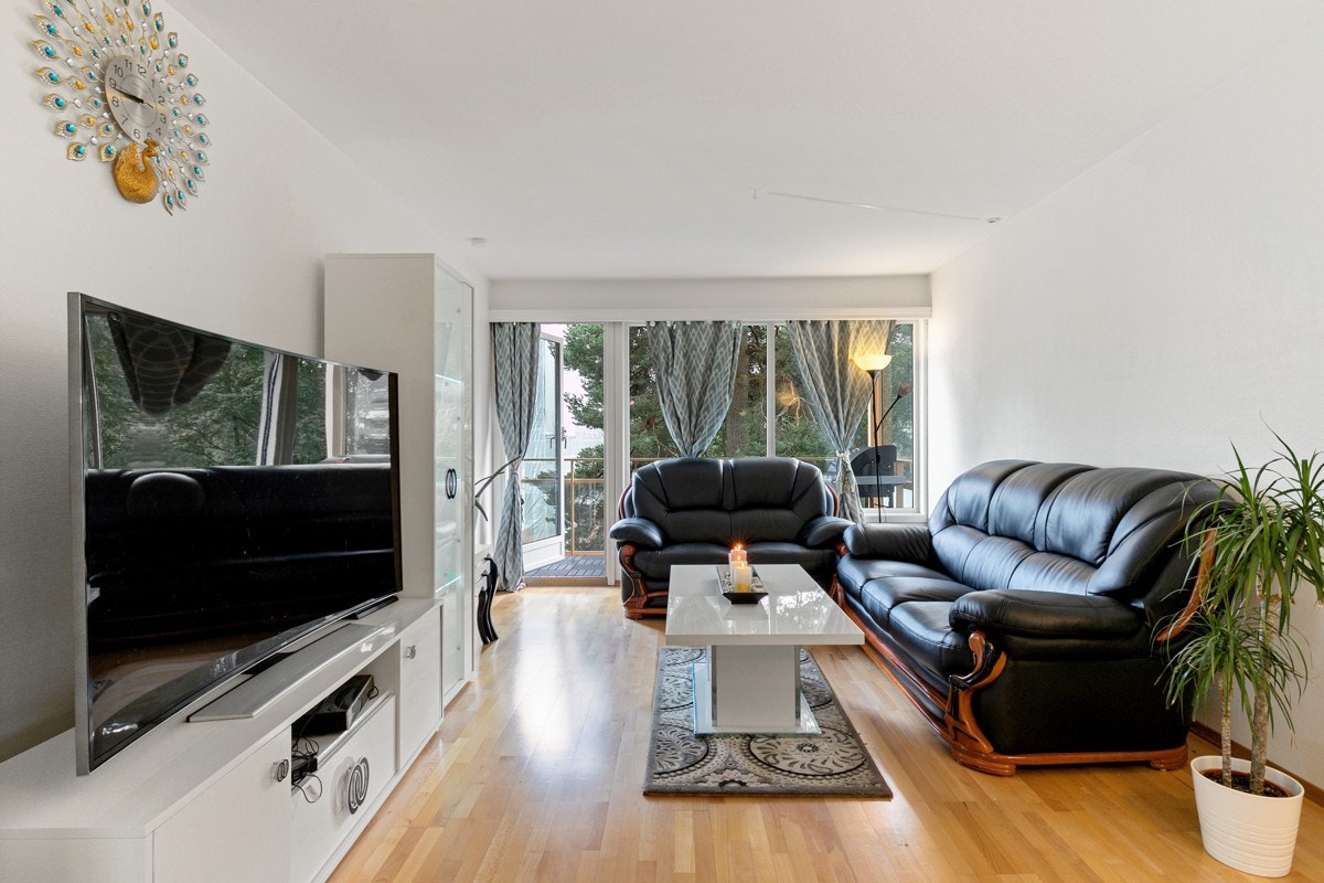 Stuen er lys og enkel å møblere. Galleribilde