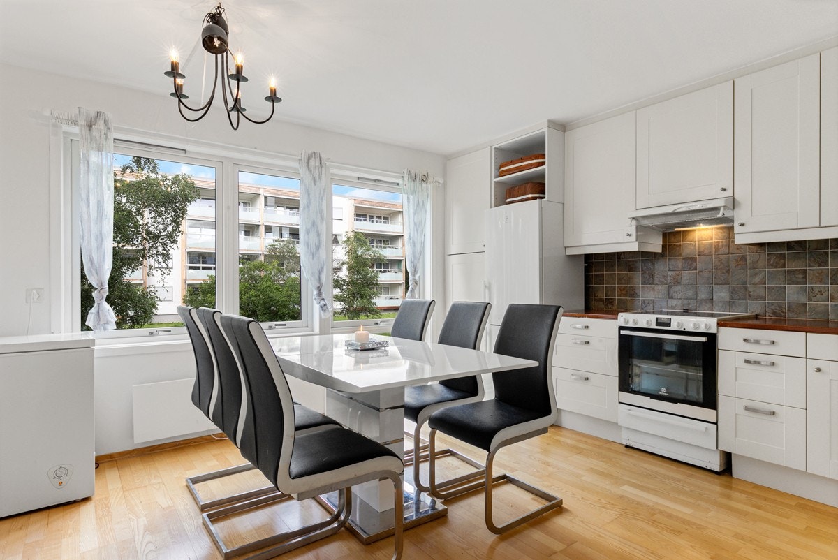 Kjøkkenet er romslig med god plass til stor spisestue. Galleribilde