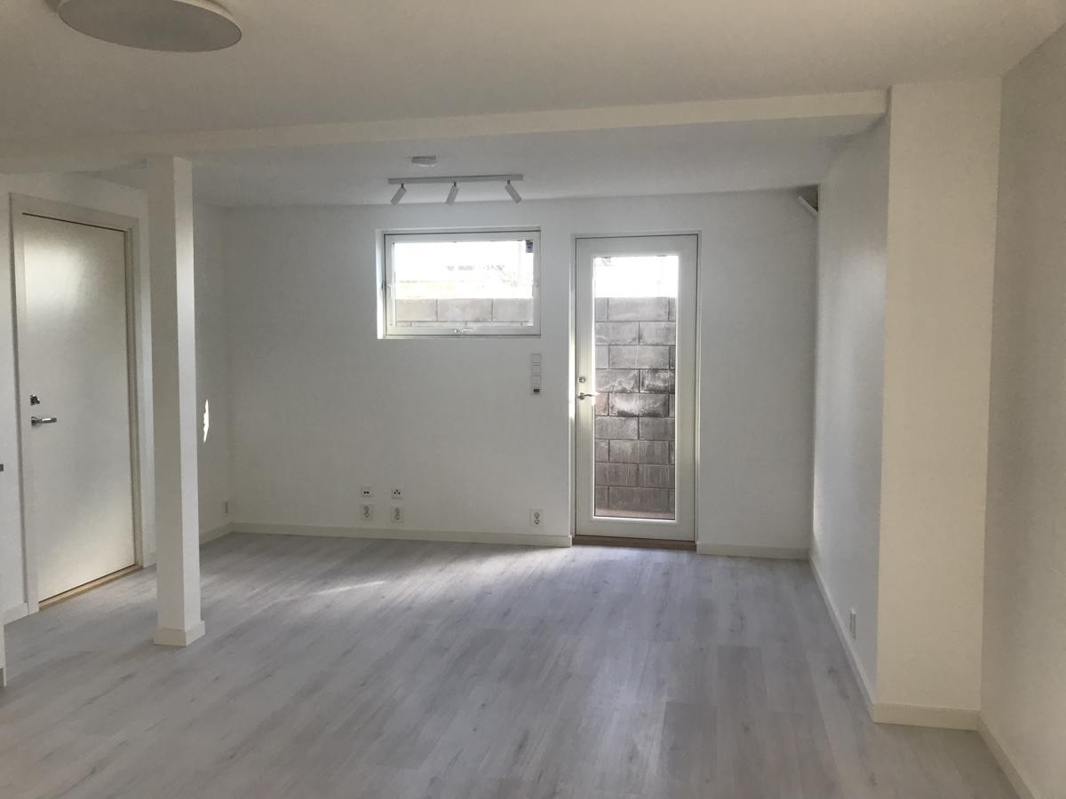 Egen inngang med store vindusflater Galleribilde