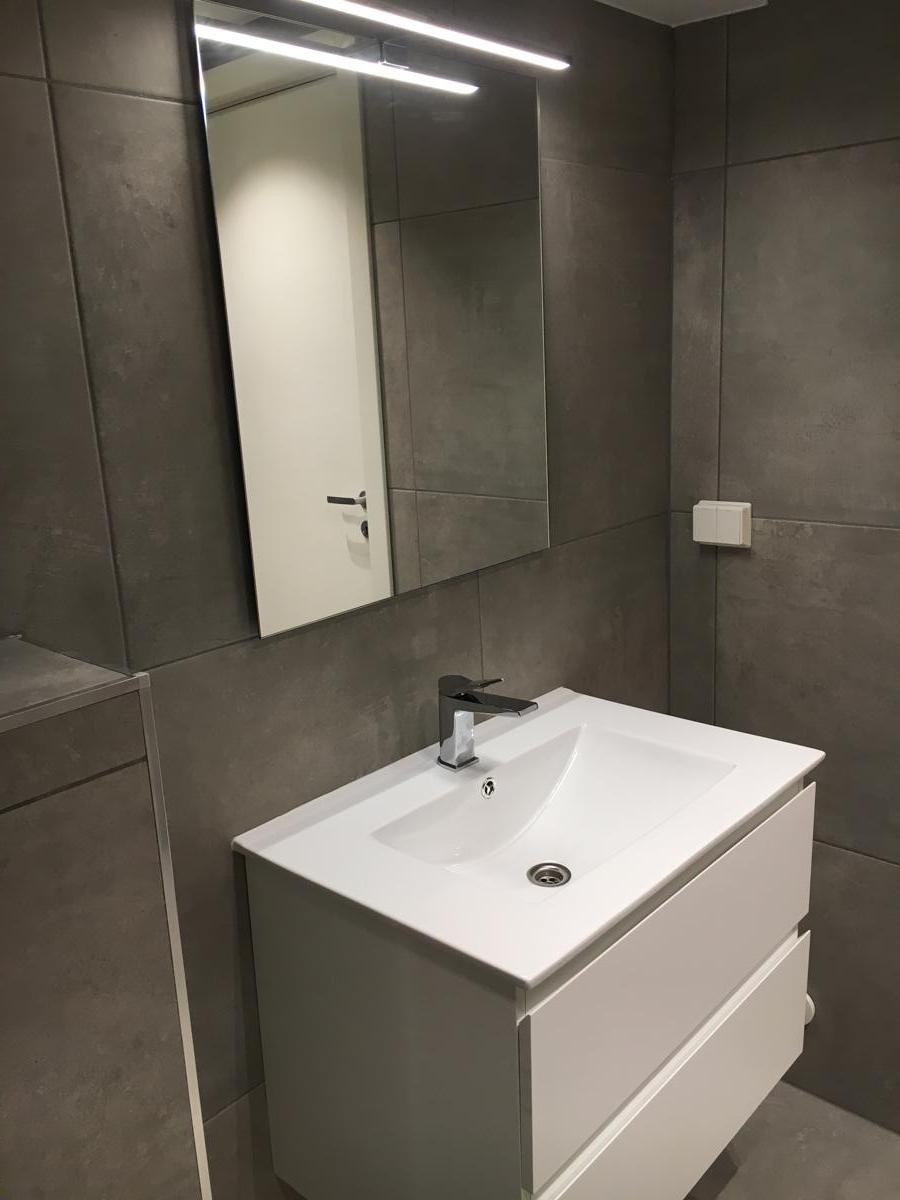 Moderne og stilrent bad Galleribilde