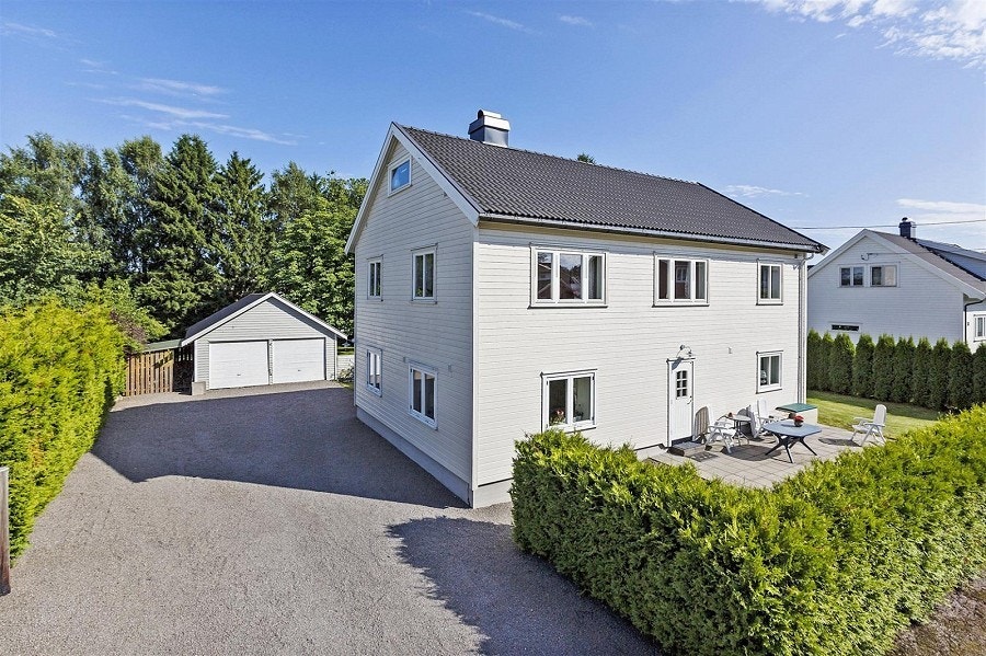 Inngangen er vestvendt. Gode solforhold og egen hagedel. Eldre bilde. Galleribilde