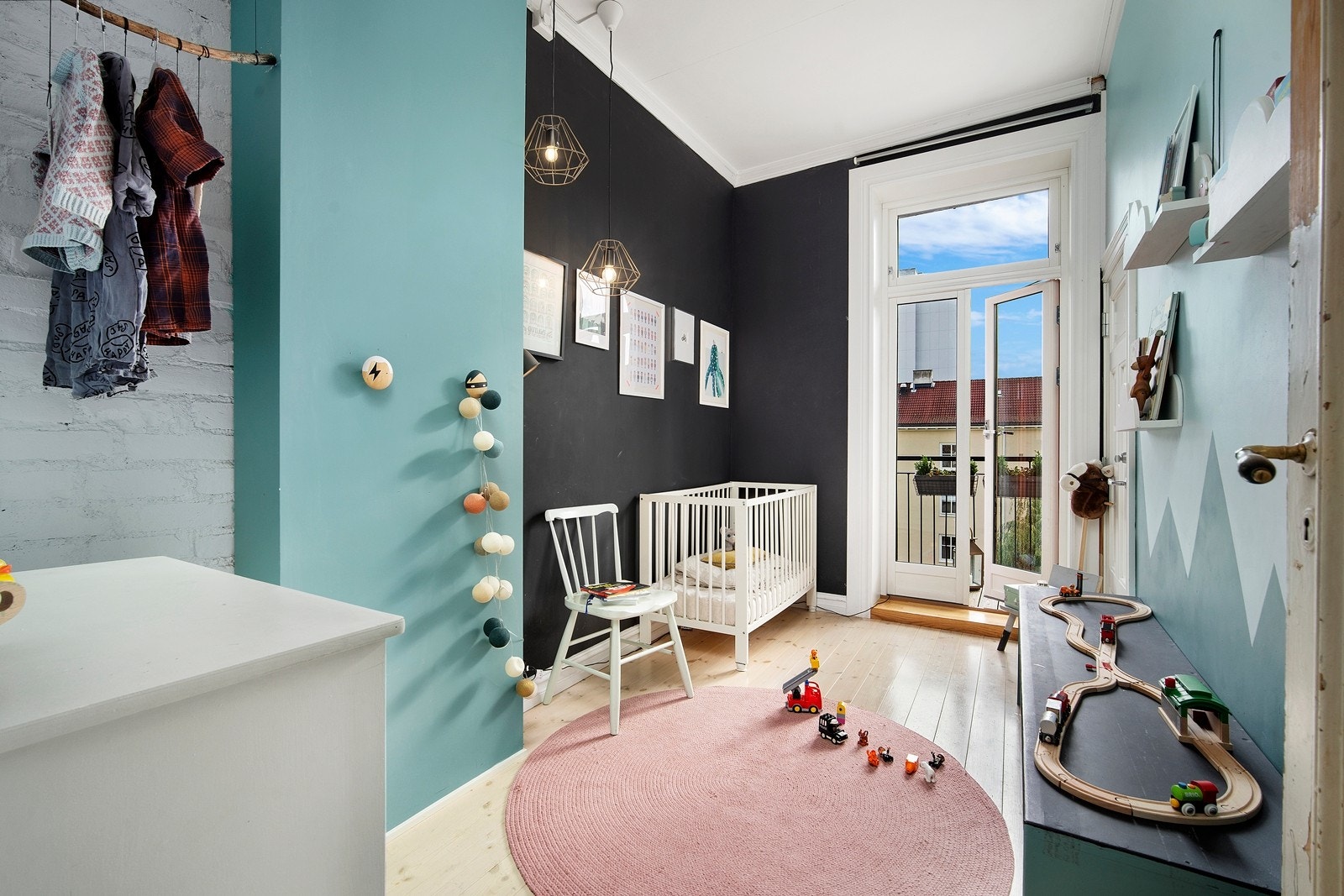 Fra dette soverommet er det adkomst ut til balkongen (brannbalkong). Galleribilde