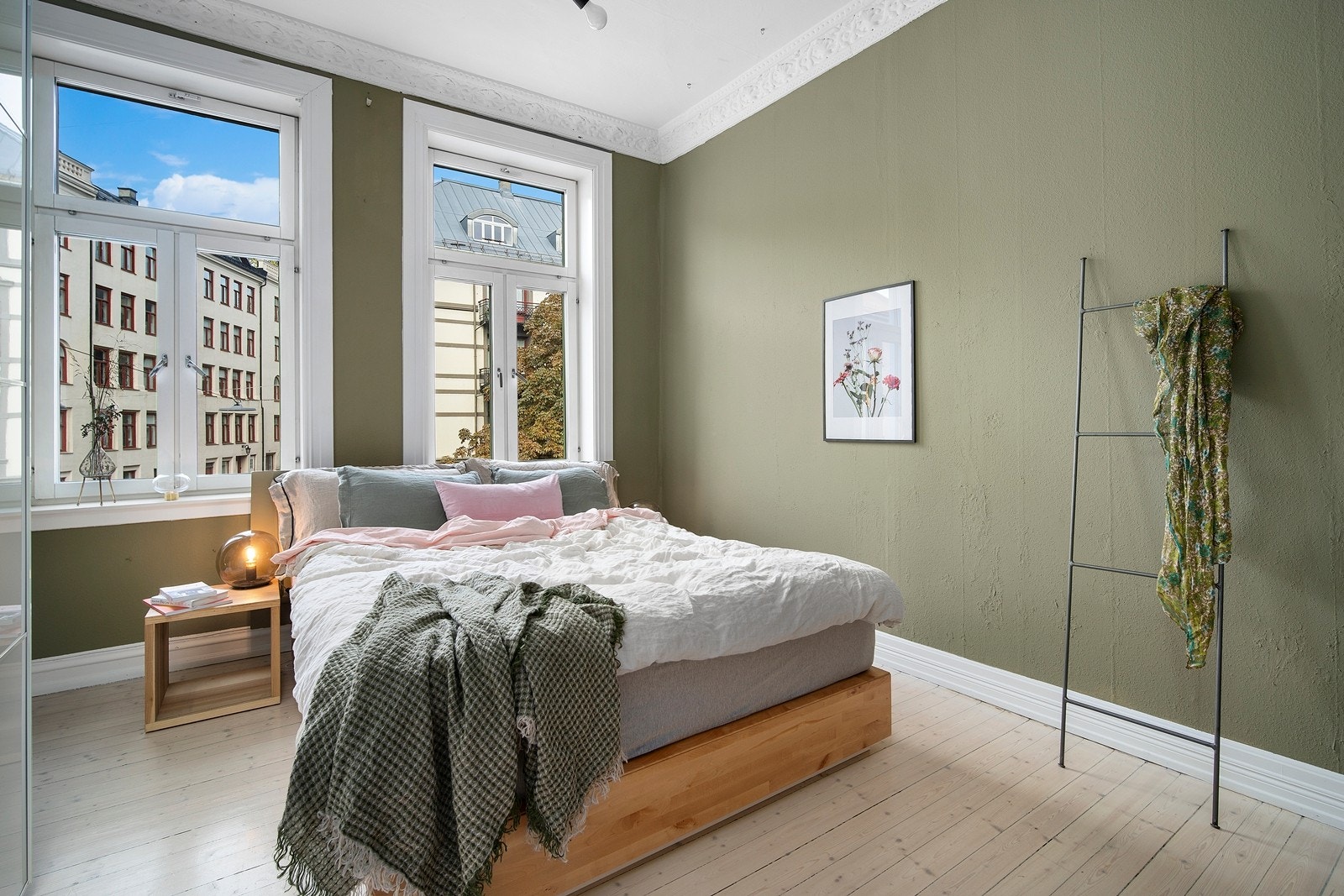 I likhet med stuen og kjøkkenet er det også her stukkatur og rosett, samt store vindusflater. Galleribilde