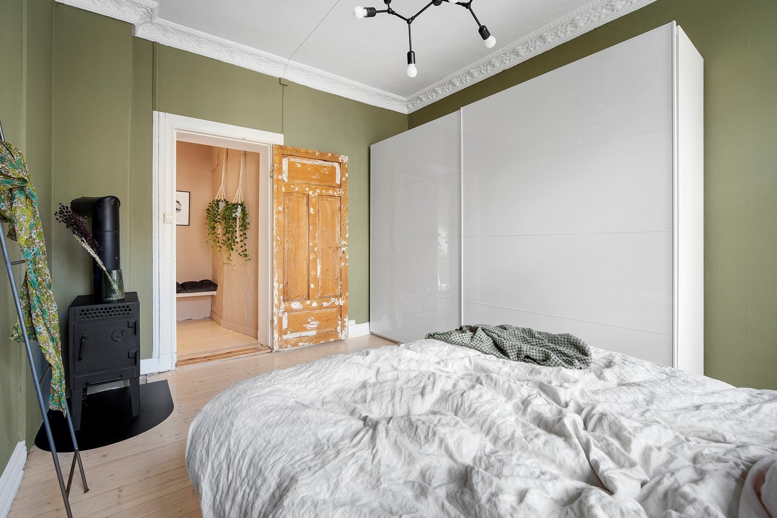 Her er det montert en stilig garderobe av god størrelse. Galleribilde