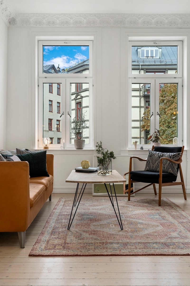 Flott stue med god takhøyde, store vindusflater og klassiske detaljer som stukkatur og rosett. Galleribilde