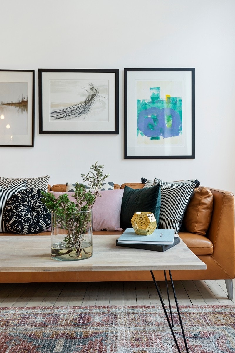 Her er det god plass til stuemøblement som en sofa med tilhørende møblement. Galleribilde