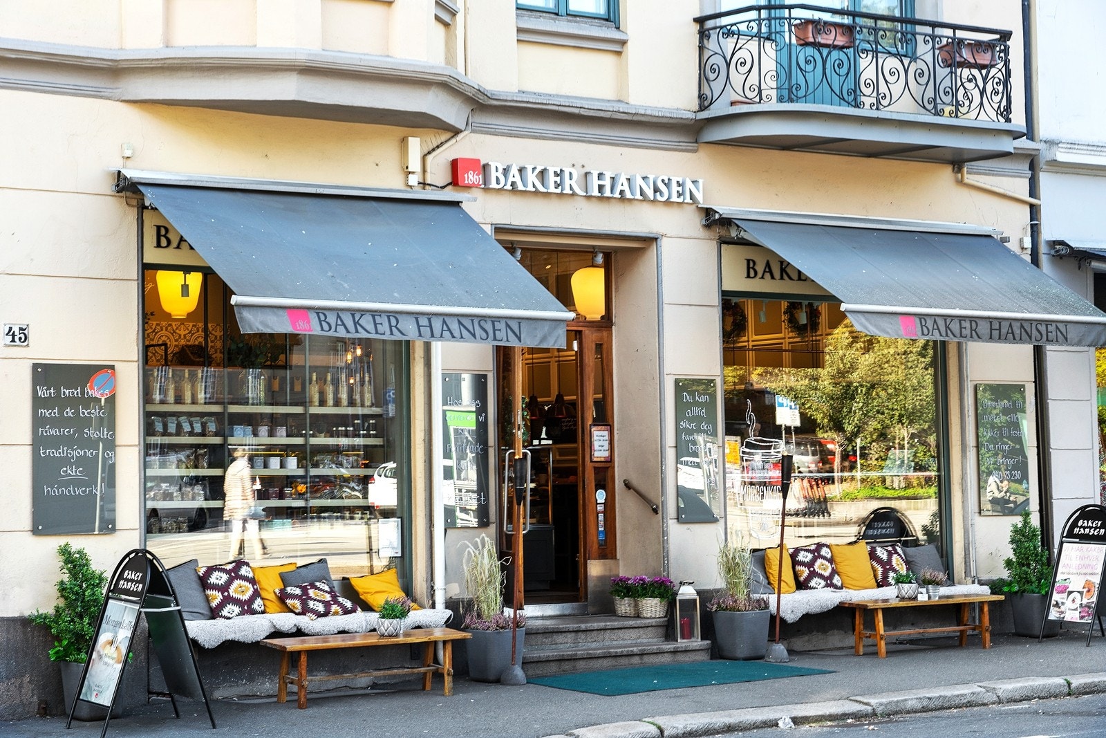 Det er flere hyggelige kaféer i nærområdet. Galleribilde