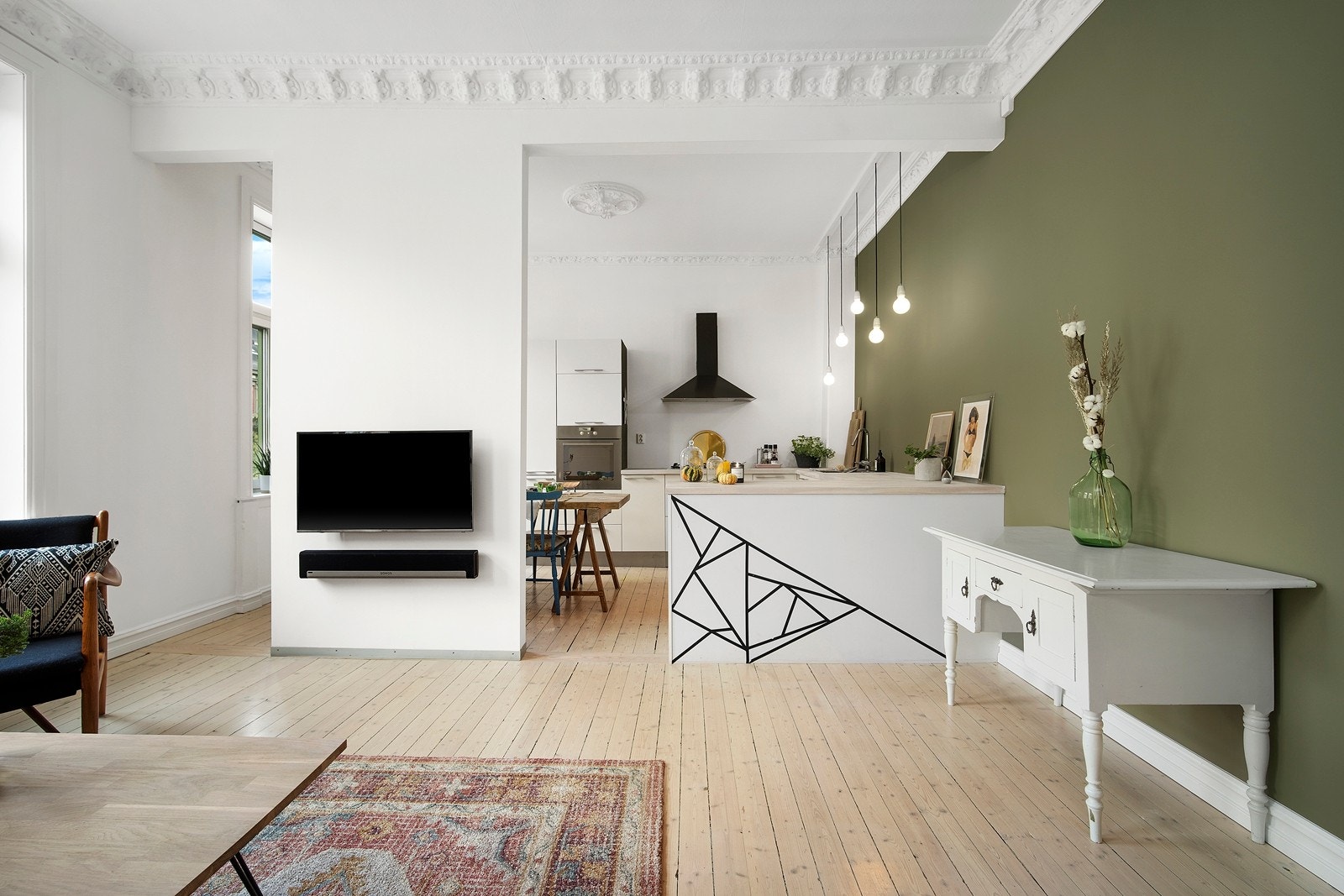Stuen er delvis åpen løsning med kjøkkenet, og rommet har et flott, originalt tregulv. Galleribilde