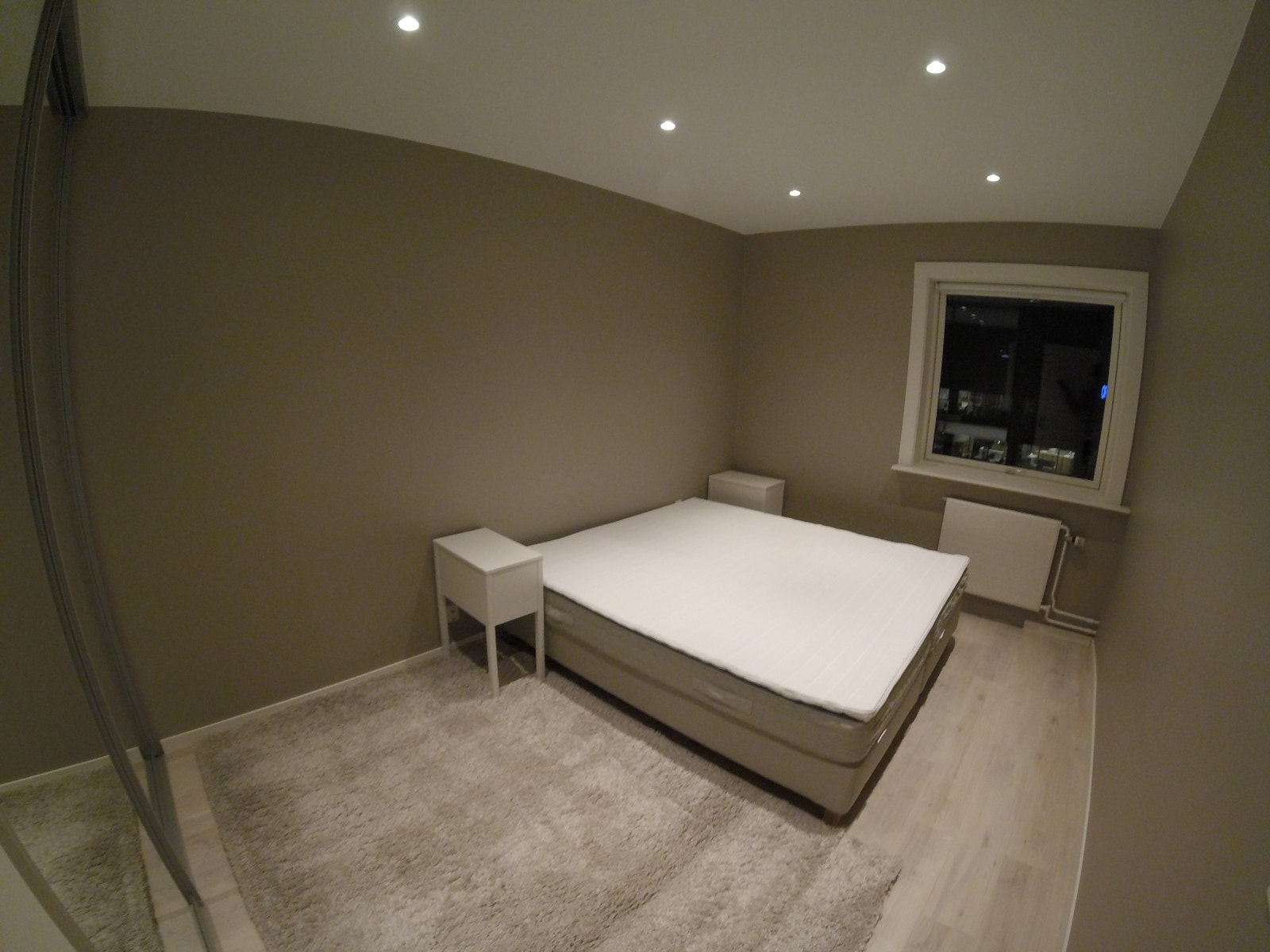 Hovedsoverom3 med stor skyvedør garderobe Galleribilde