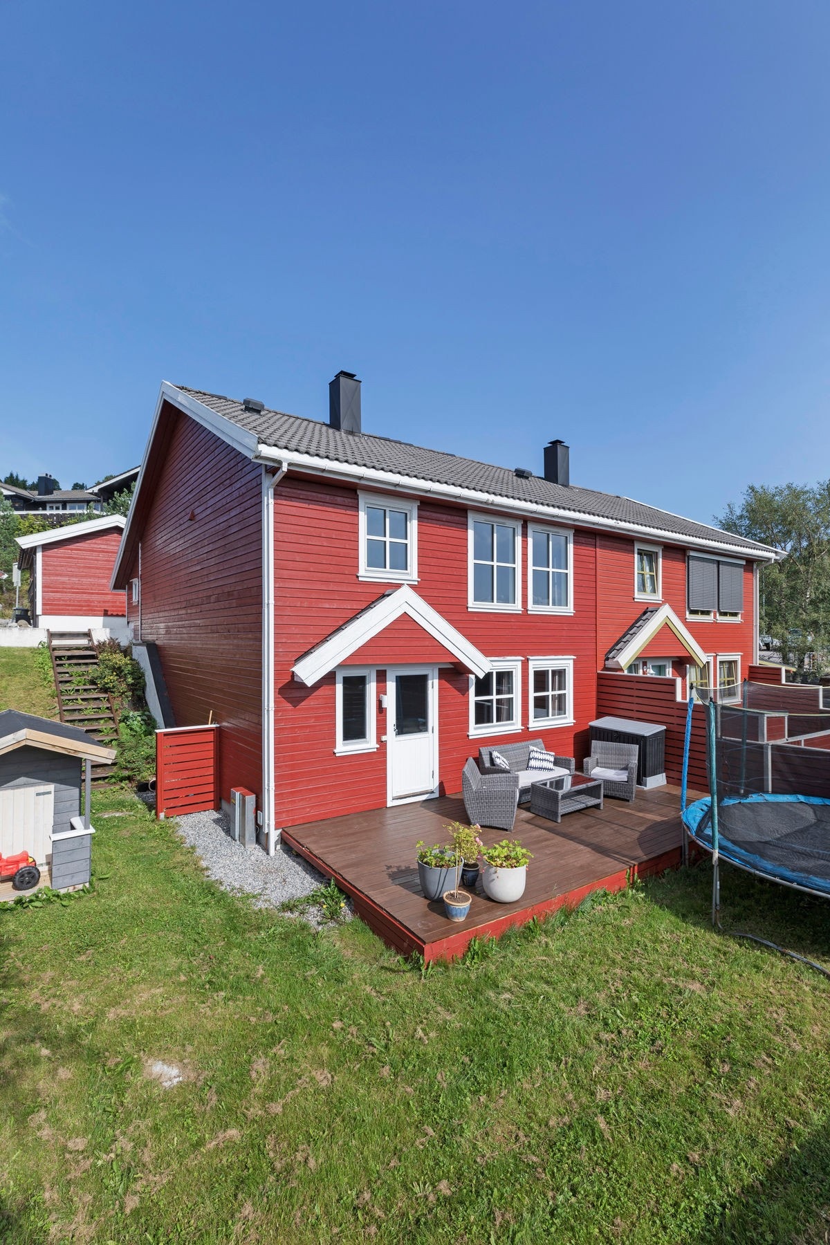 Velkommen til Lyngvegen 15 B, et koselig rekkehus med uteplass, garasje og hage. Galleribilde