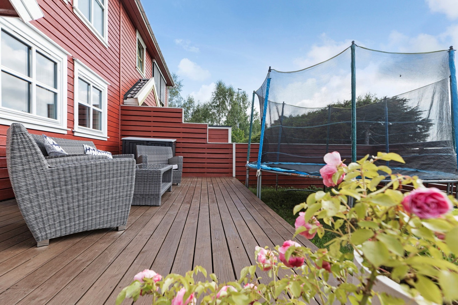 Det er også opparbeidet hage med gjerder som gir lite innsyn Galleribilde