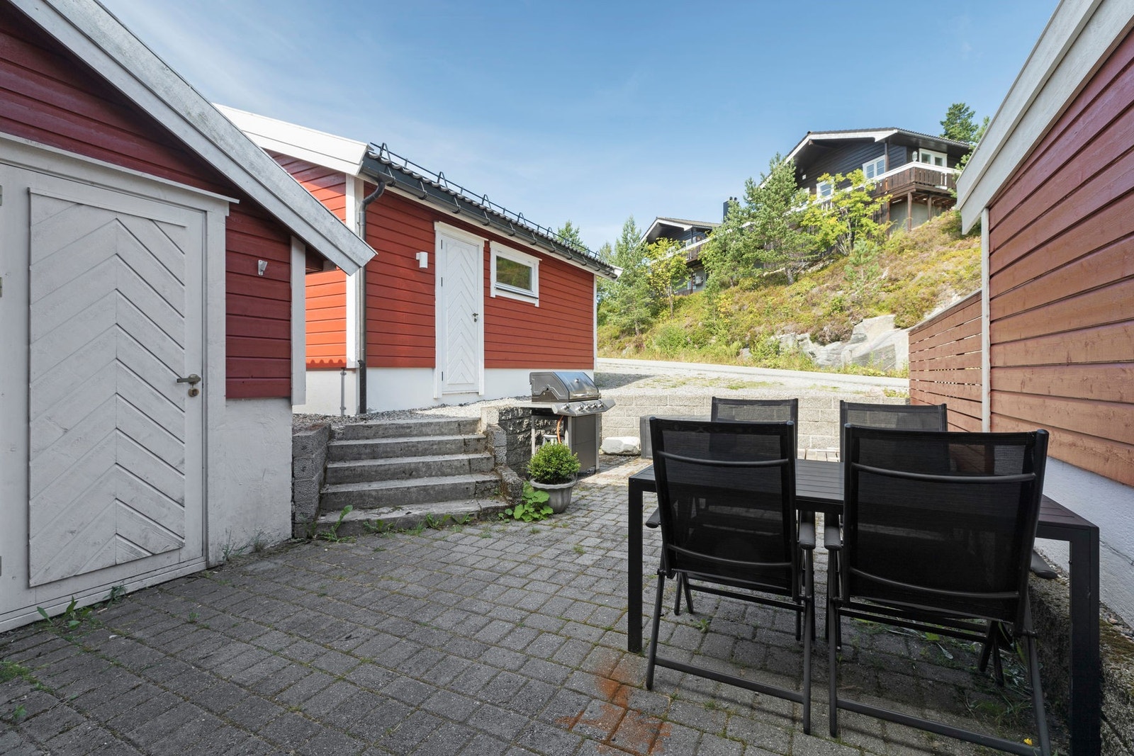 Område ved inngangsparti. Boligen har garasje og egen sportsbod Galleribilde