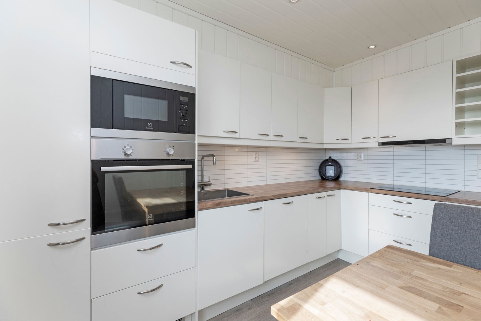 Kjøkkeninnredning med folierte fronter og laminat benkeplate Galleribilde