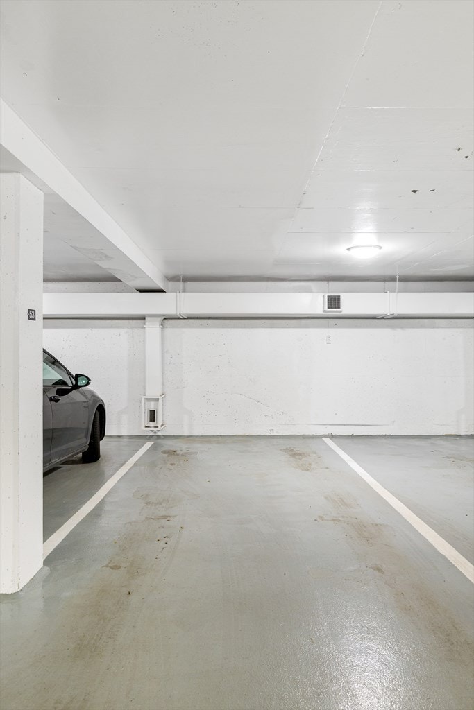 1 parkeringsplass i garasjeanlegg følger leiligheten Galleribilde