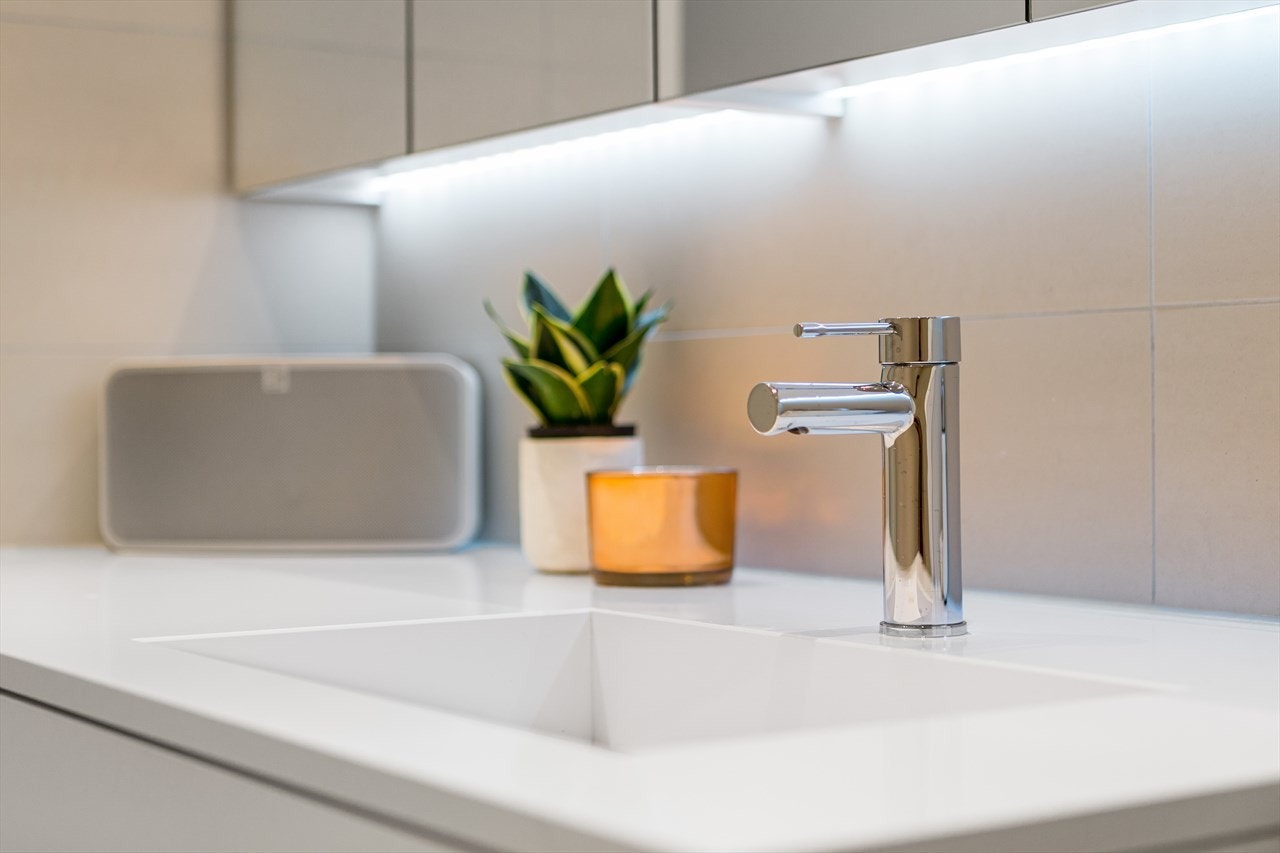 Designservant med underskuffer. Speilskap med lys over servant Galleribilde