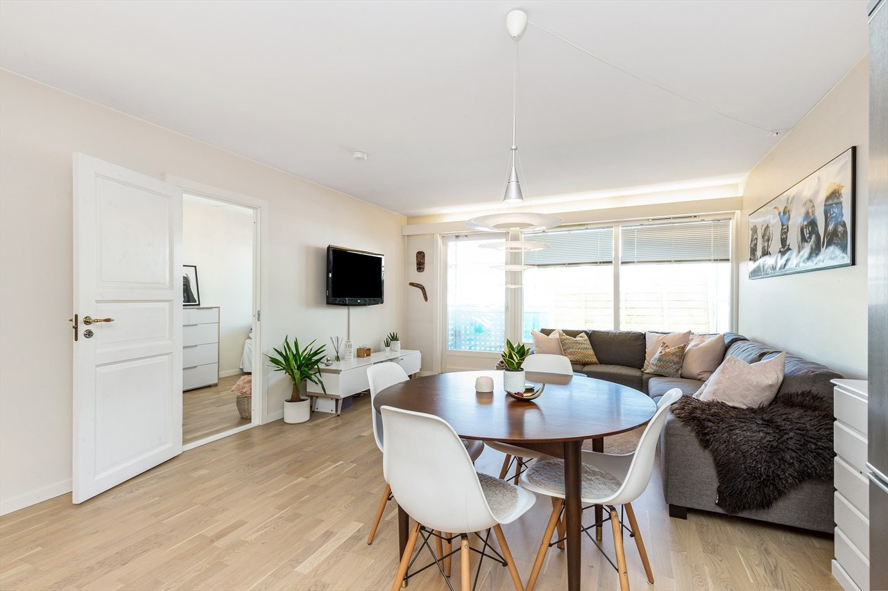 Utgang fra stue til en vestvendt balkong med gode solforhold Galleribilde