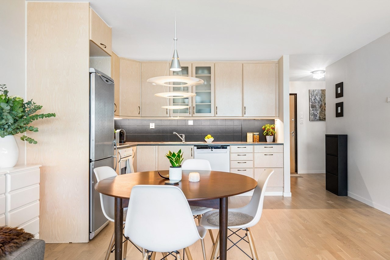 Åpen stue- og kjøkkenløsning skaper en luftig atmosfære Galleribilde