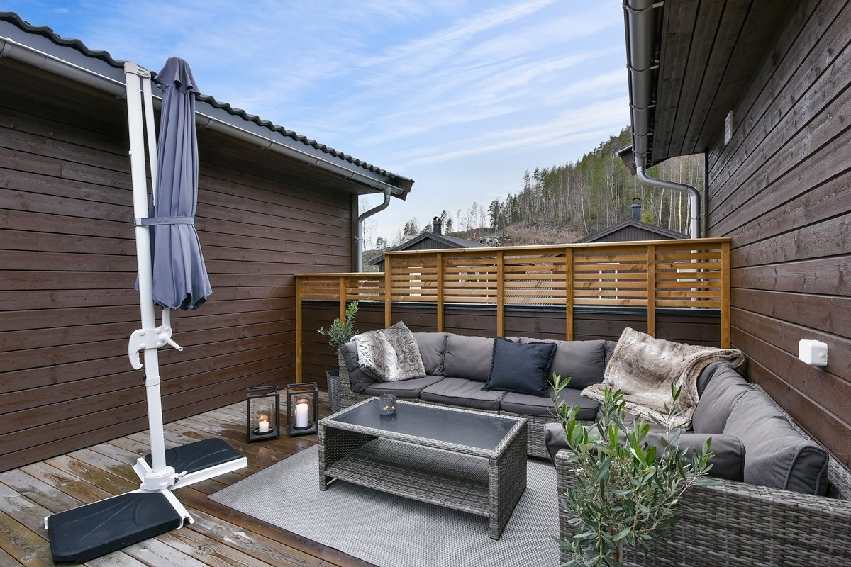 Verandaen er bygd over carporten, er på 30 kvm med dekke av treverk, og med trykkimpregnerte levegger for en usjenert uteplass. Galleribilde