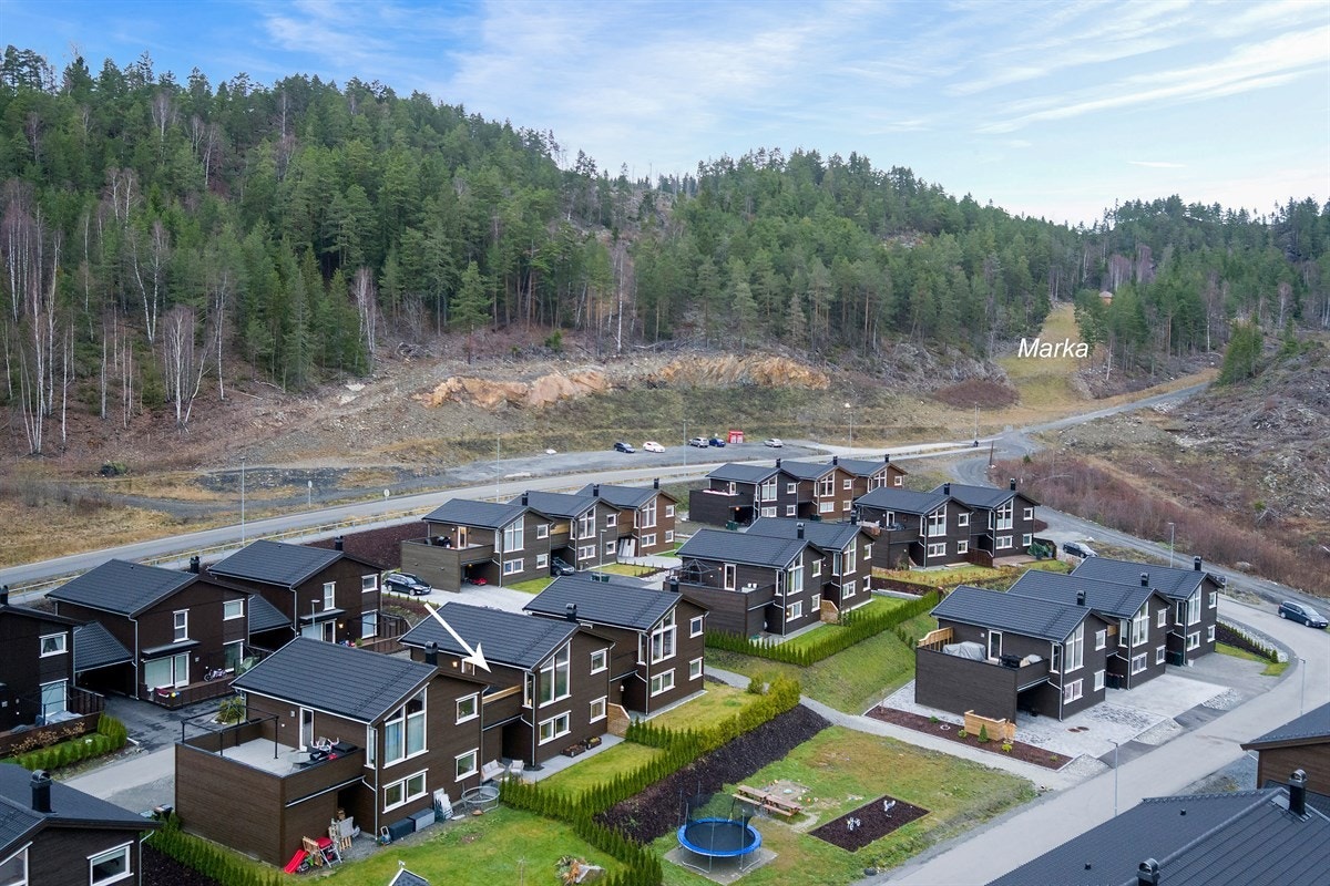 Eiendommen ligger familievennlig til med umiddelbar nærhet til marka, og er en del av et trivelig nærmiljø med lekeplasser og velstelte uteområder. Galleribilde