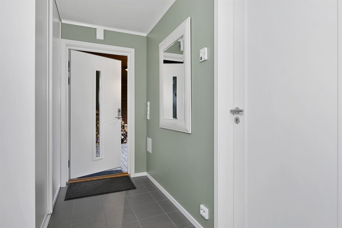 Entreen har også en romslig skyvedørsgarderobe slik at det er enkelt å holde rommet fritt for klær og sko. Galleribilde