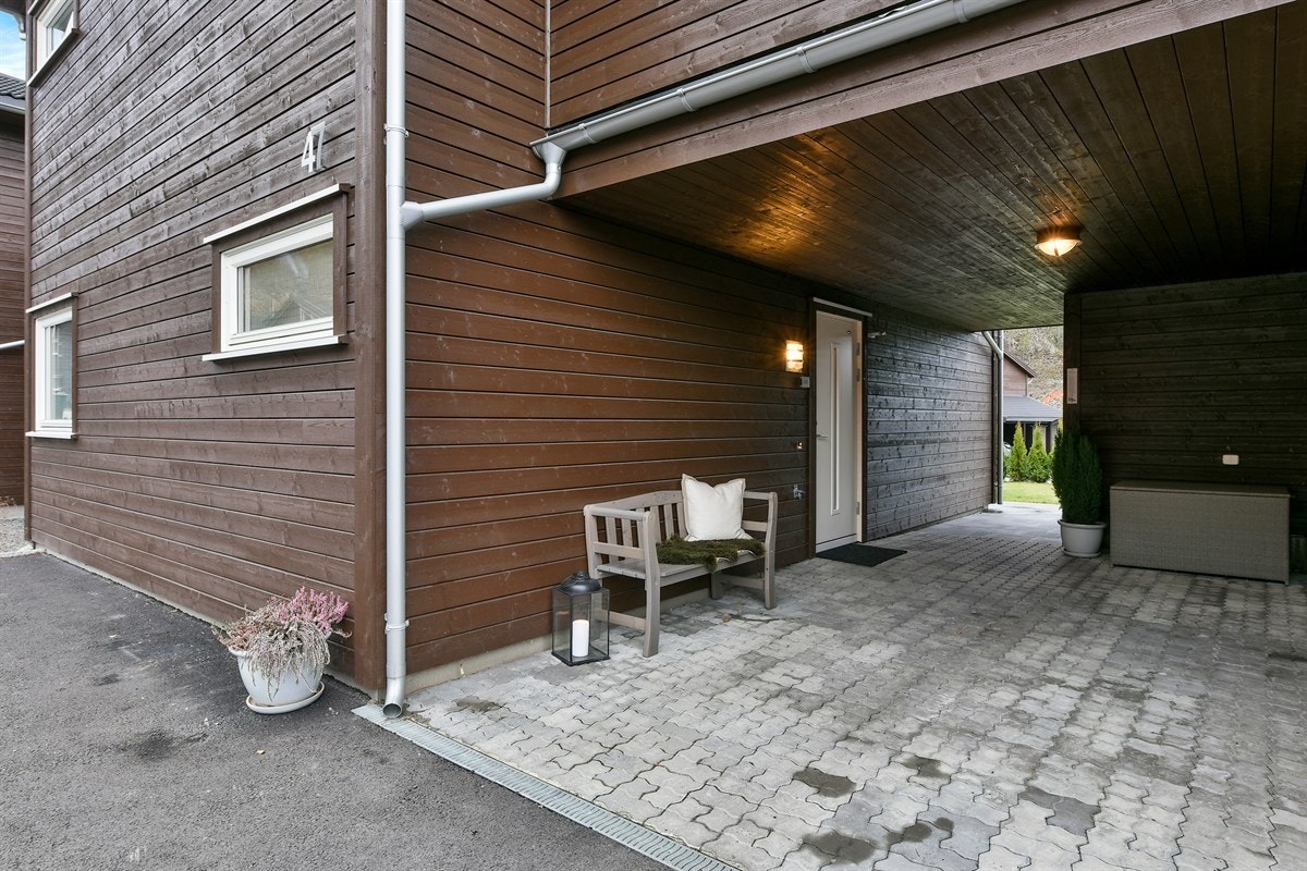Eneboligens inngangsparti ligger i forbindelse med carporten, noe som gjør det mulig å gå tørrskodd fra bilen og helt inn. Galleribilde