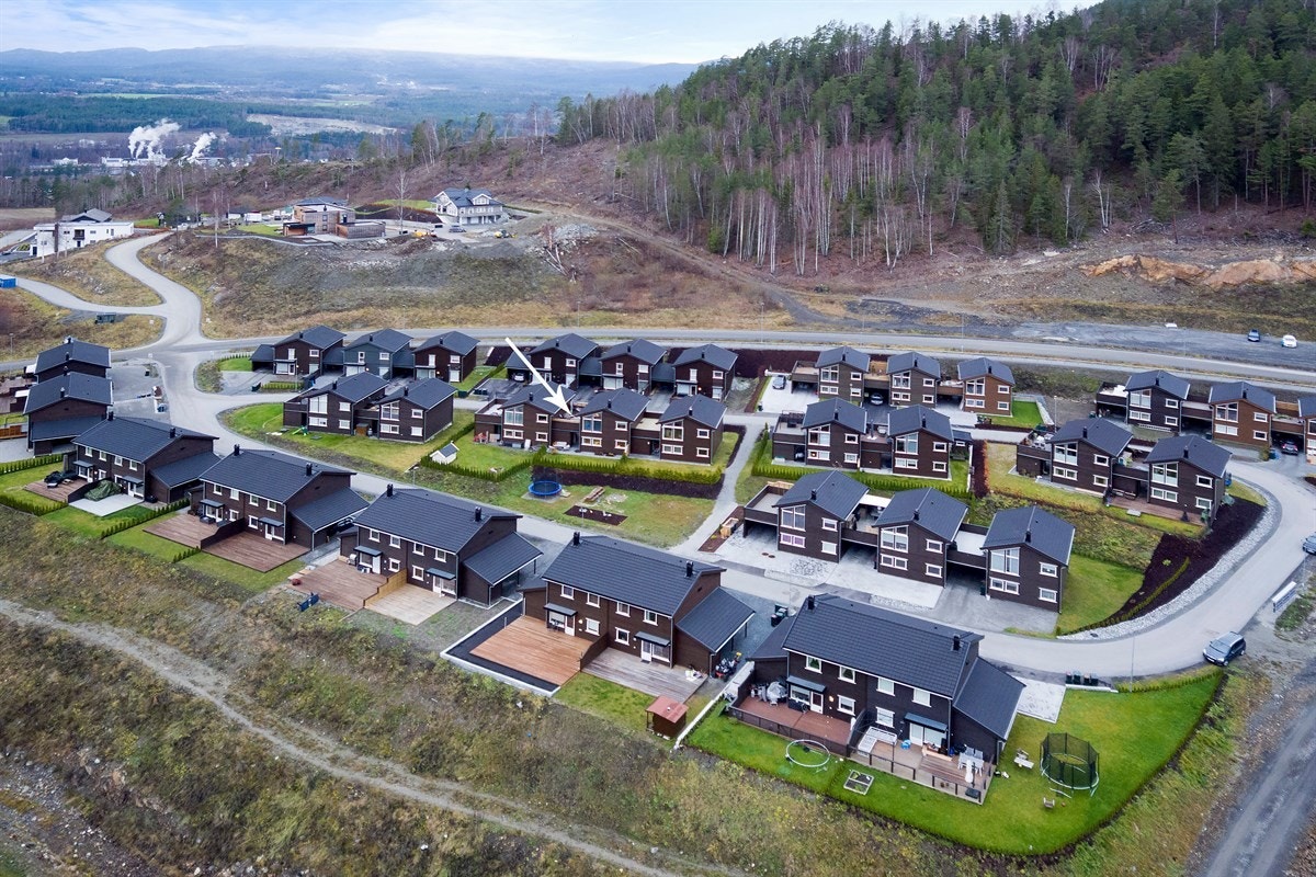 Dagligvarehandelen kan blant annet gjøres på Coop Prix og Rema 1000. En ny Kiwi bygges i bunnen av bakken i Harakollen, og denne er planlagt å åpne 01.03.19. Det er kort vei til Hokksund sentrum med togstasjon. Galleribilde