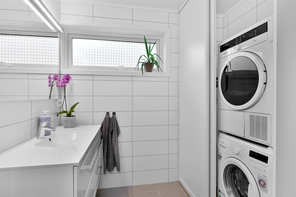 Smart skyvedørsgarderobe skille badet og vaskerommet. Galleribilde