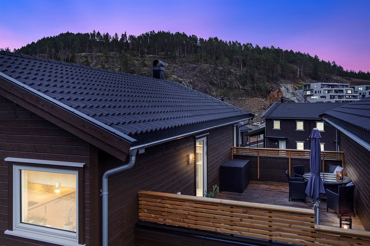Harakollsvingen 47 er en nydelig kjedet enebolig fra 2016 med skjermet veranda på ca. 30 kvm. Galleribilde