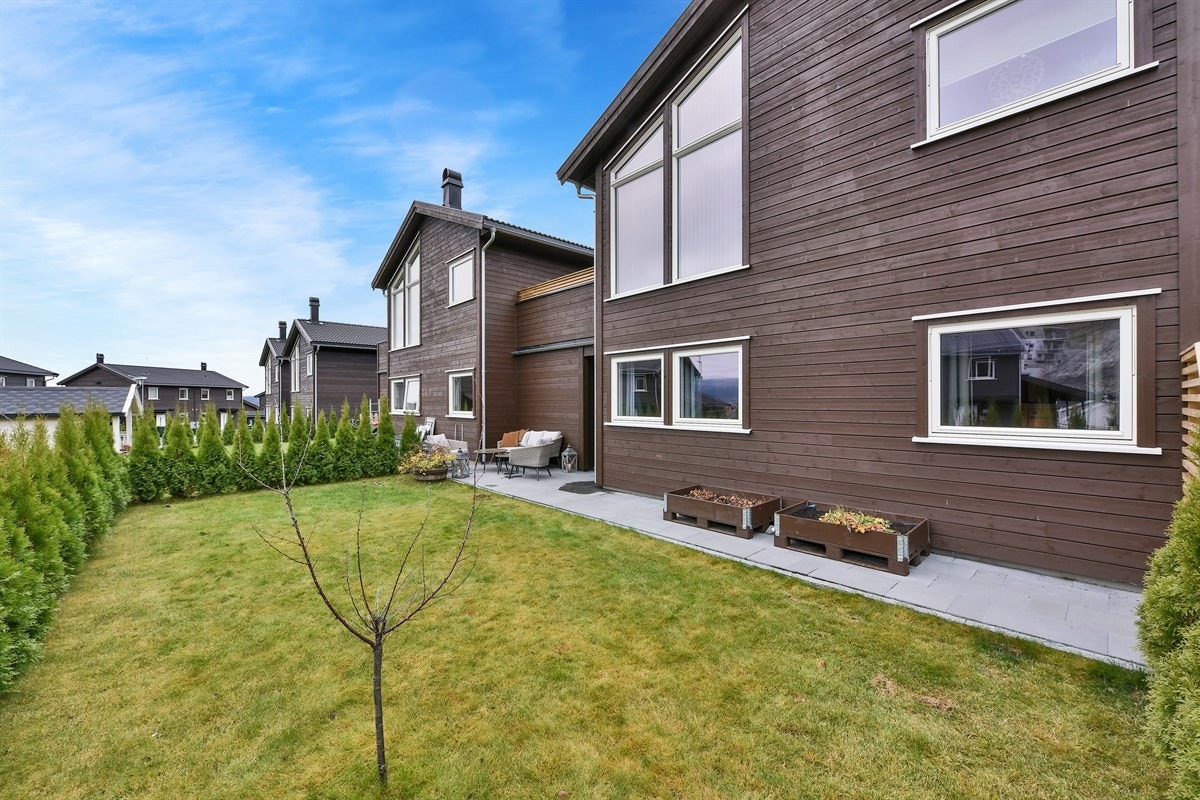 Boligen har bla. carport, usjenert sydvestvendt terrasse, lettstelt hage og markterrasse. Galleribilde
