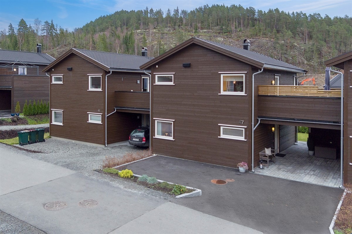 Boligen har asfaltert adkomst, og mellom boligen og carporten er det gjennomgang til en steinlagt markterrasse på ca. 25 kvm. Plass til bil i carport og på egen gårdsplass. Galleribilde