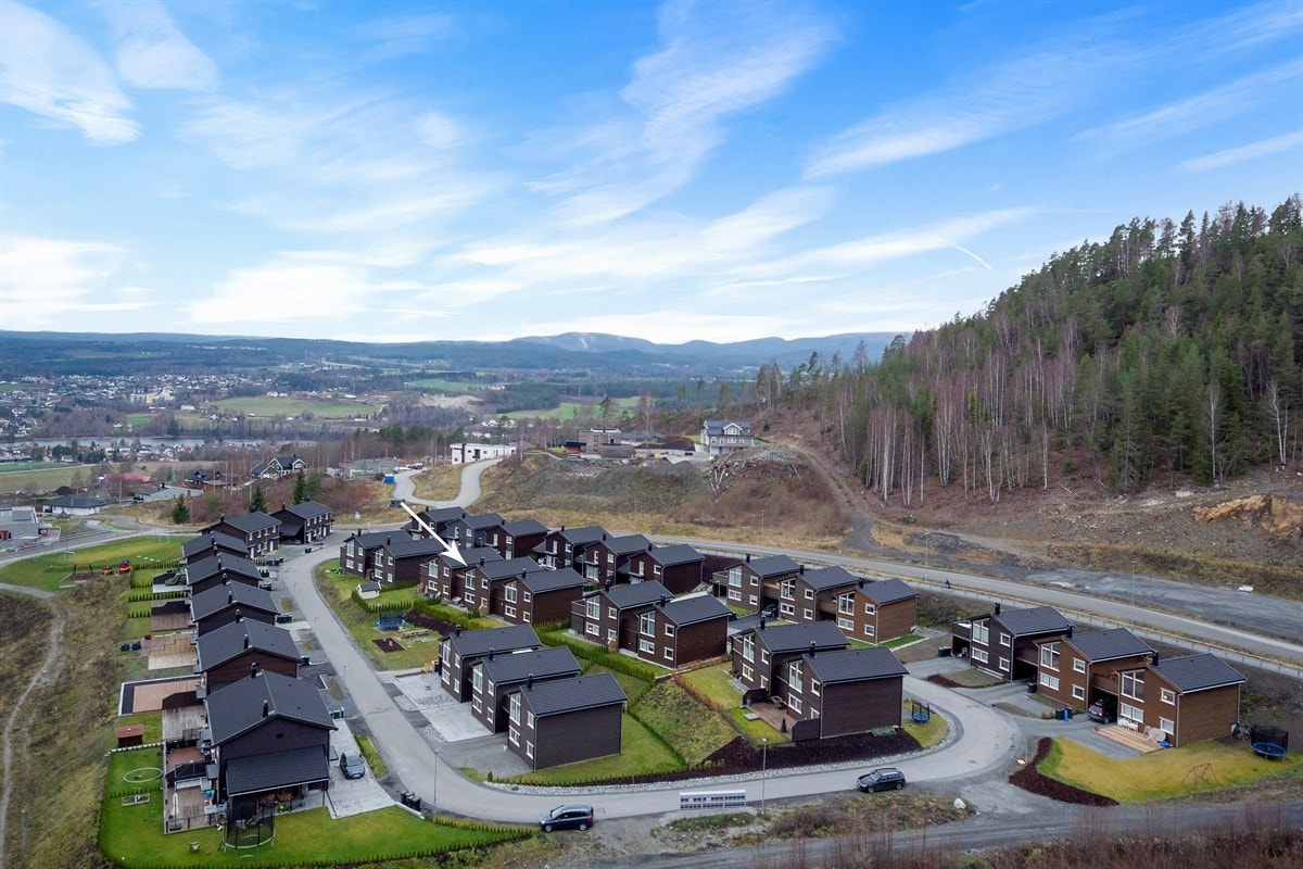 Det er gangavstand fra boligen til fine turmuligheter i marka og for de minste er det lekeplass og ballslette i nærmiljøet. Galleribilde