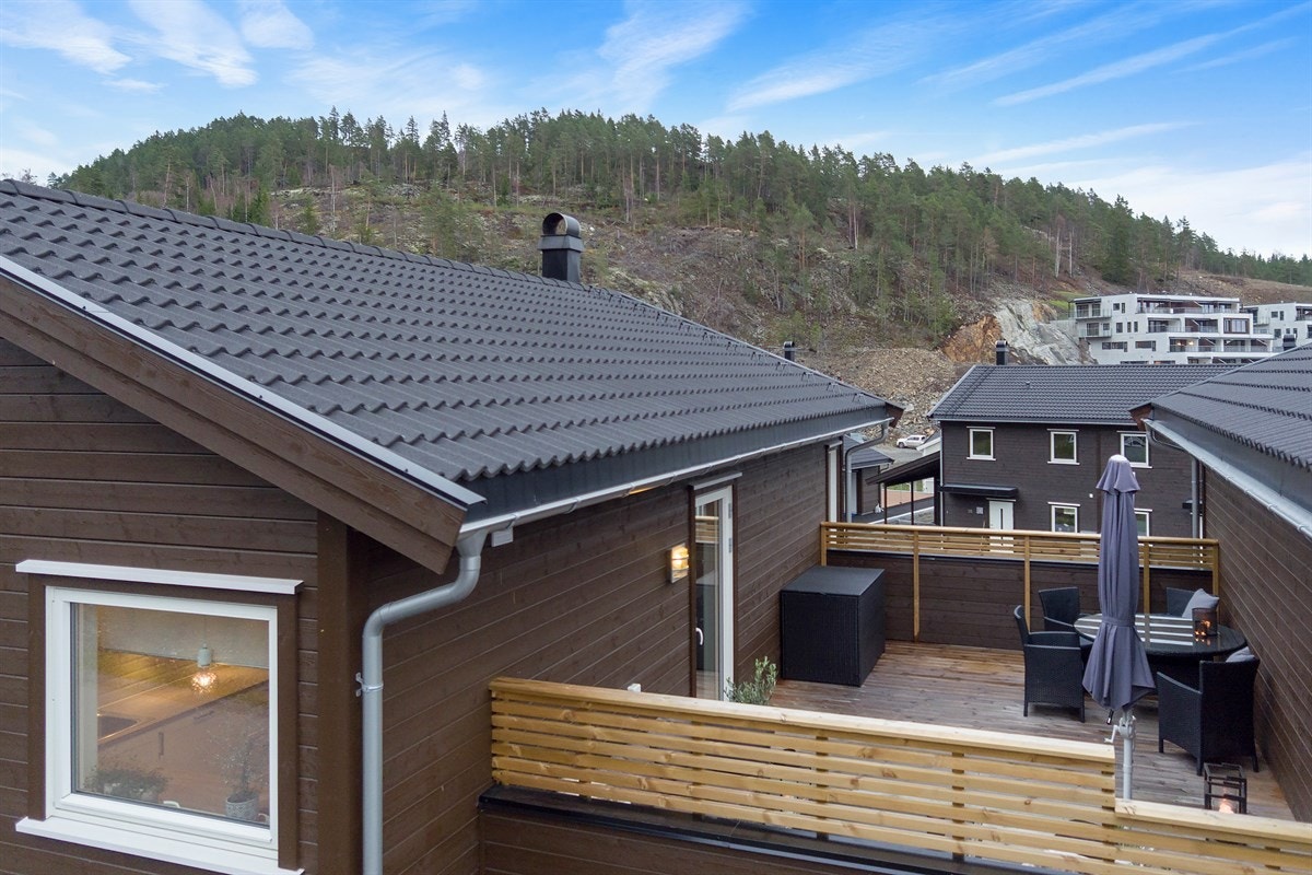 Eneboligen ligger i kjedet rekke noe som gir en herlig, skjermet veranda utenfor stue og kjøkken i andre etasje. Galleribilde