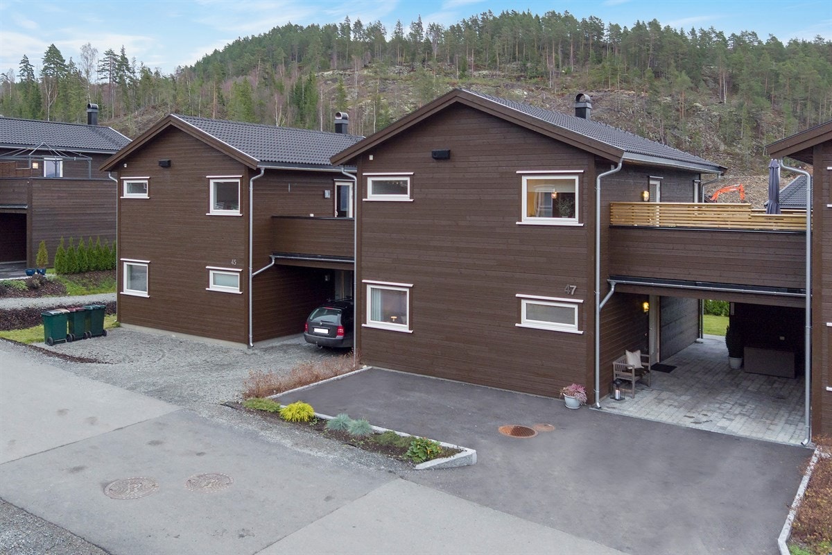 Parkering i carport og på gårdsplass. Galleribilde