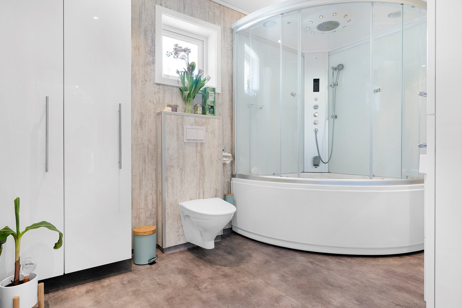 Flott moderne bad med steamdusj/massasjebadekar for 2 personer fra det norske kvalitetsmerket Viking Bad Galleribilde