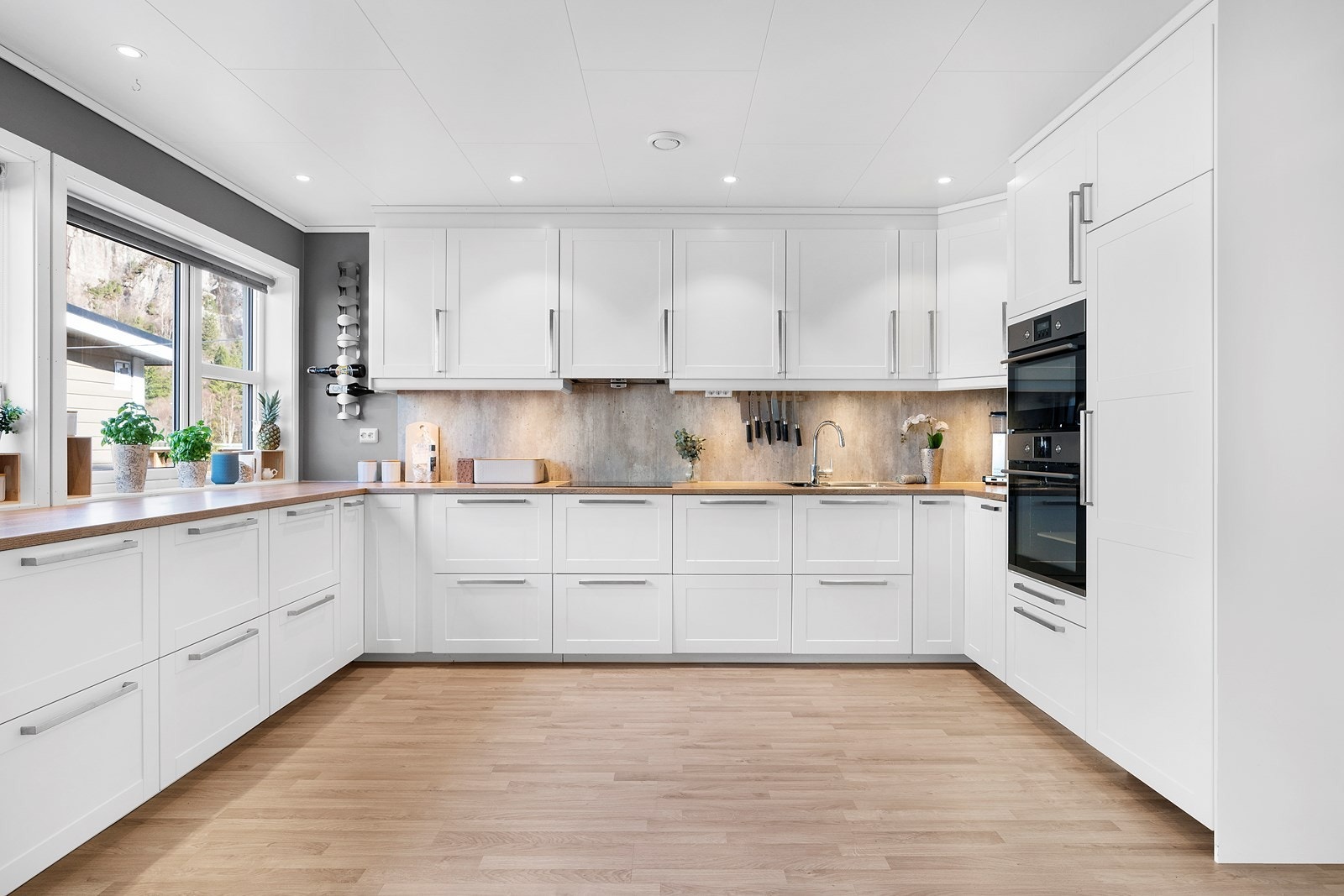 Godt med skap og benkeplass på kjøkken - her kan du slippe bakegleden løs! Galleribilde