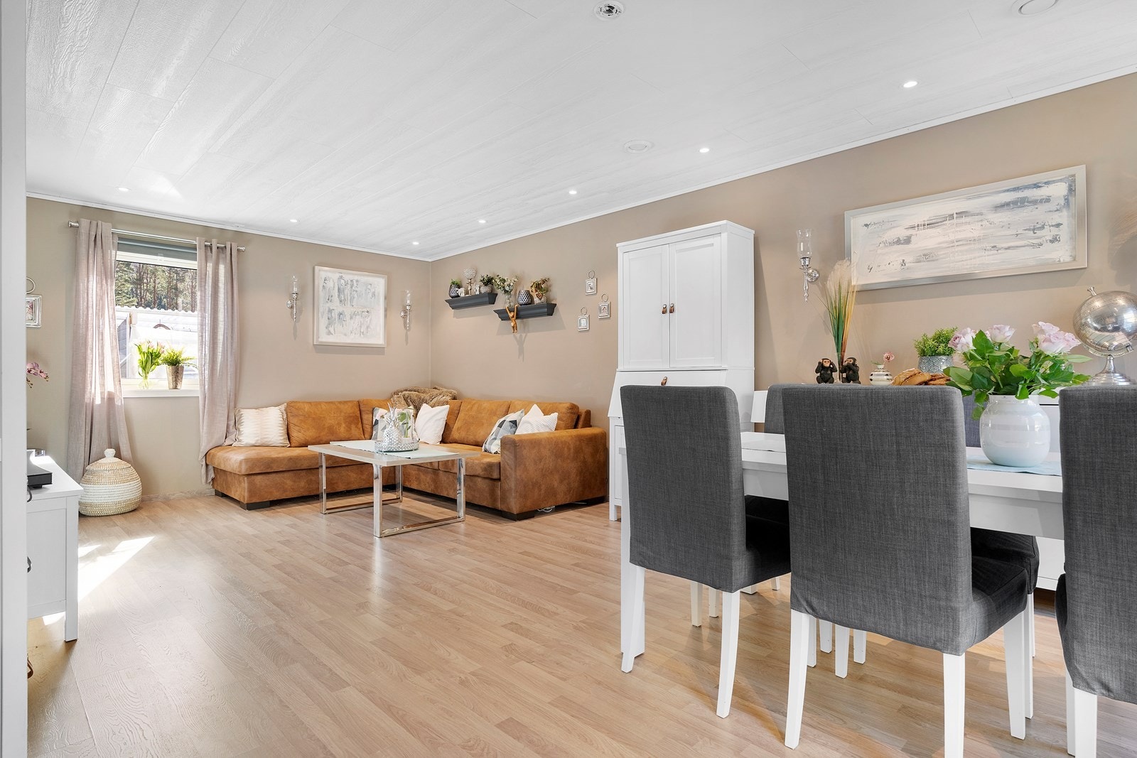 Stue malt i innbydende fargevalg - rikelig med downlights i tak Galleribilde