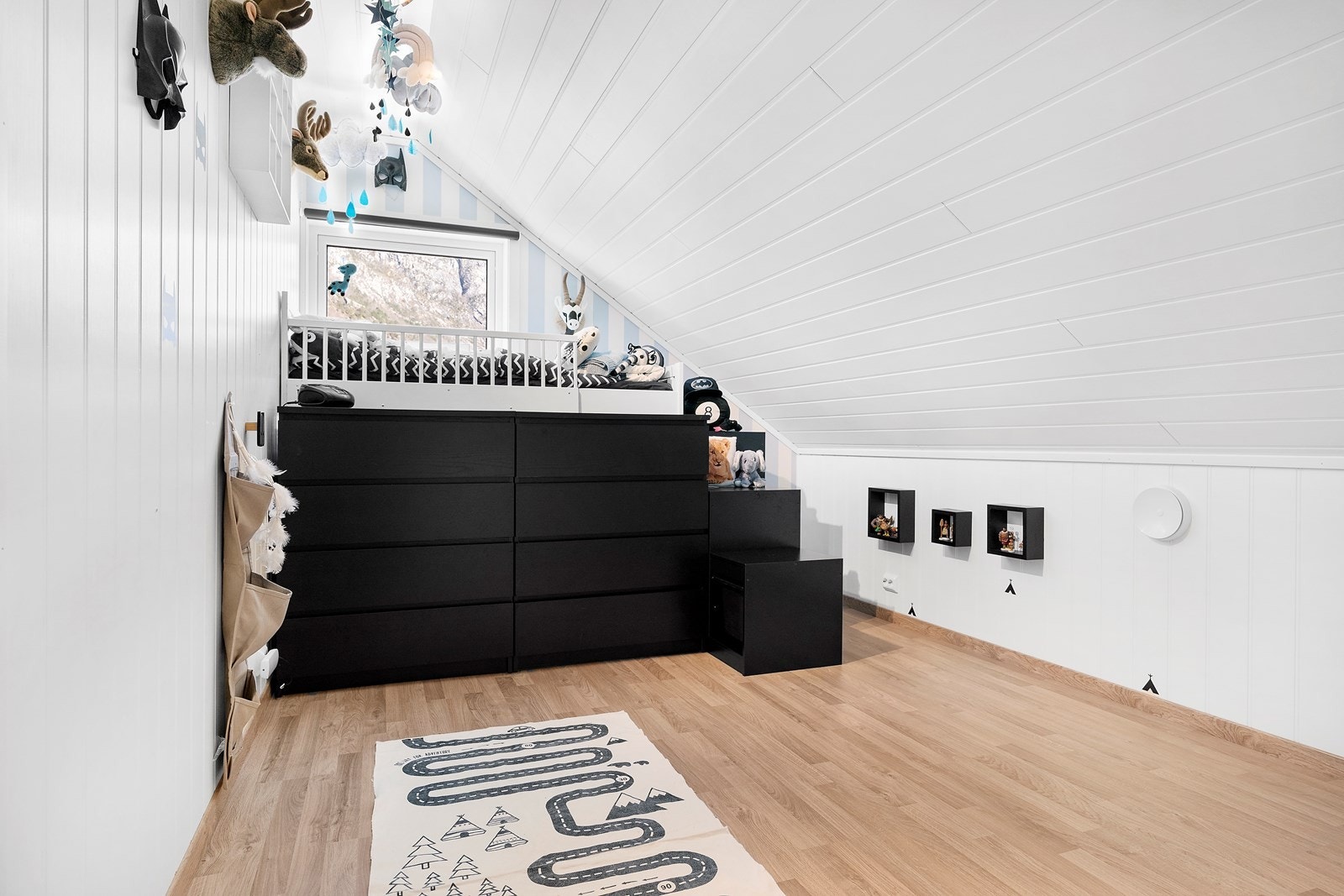 Soverom 1 av 3 i andre etasje Galleribilde