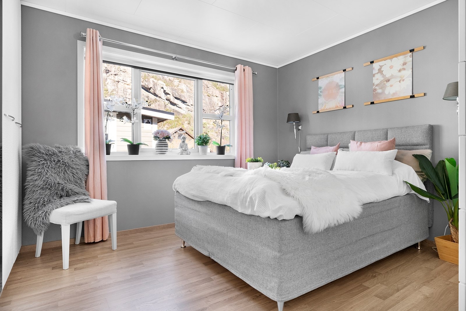 Stort soverom med god plass til både dobbelseng, nattbord og store garderobeskap Galleribilde