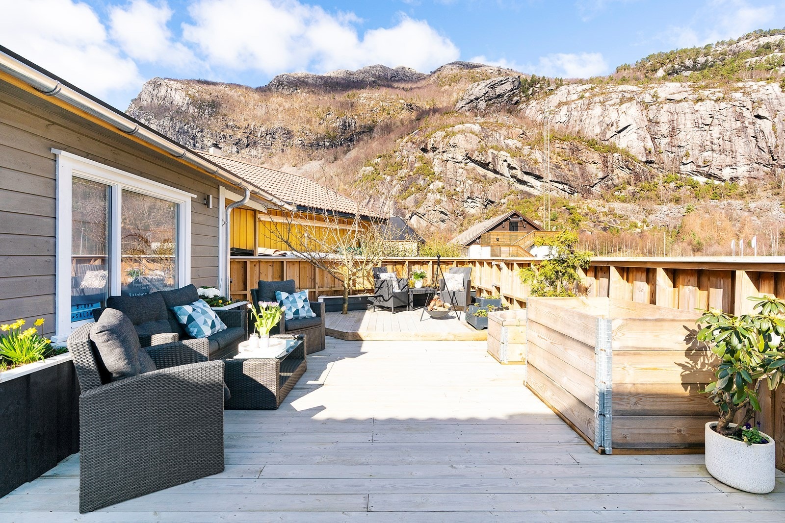 Hele uteområde er innegjerdet, noe som gjør det barnevennlig og trygt. Galleribilde