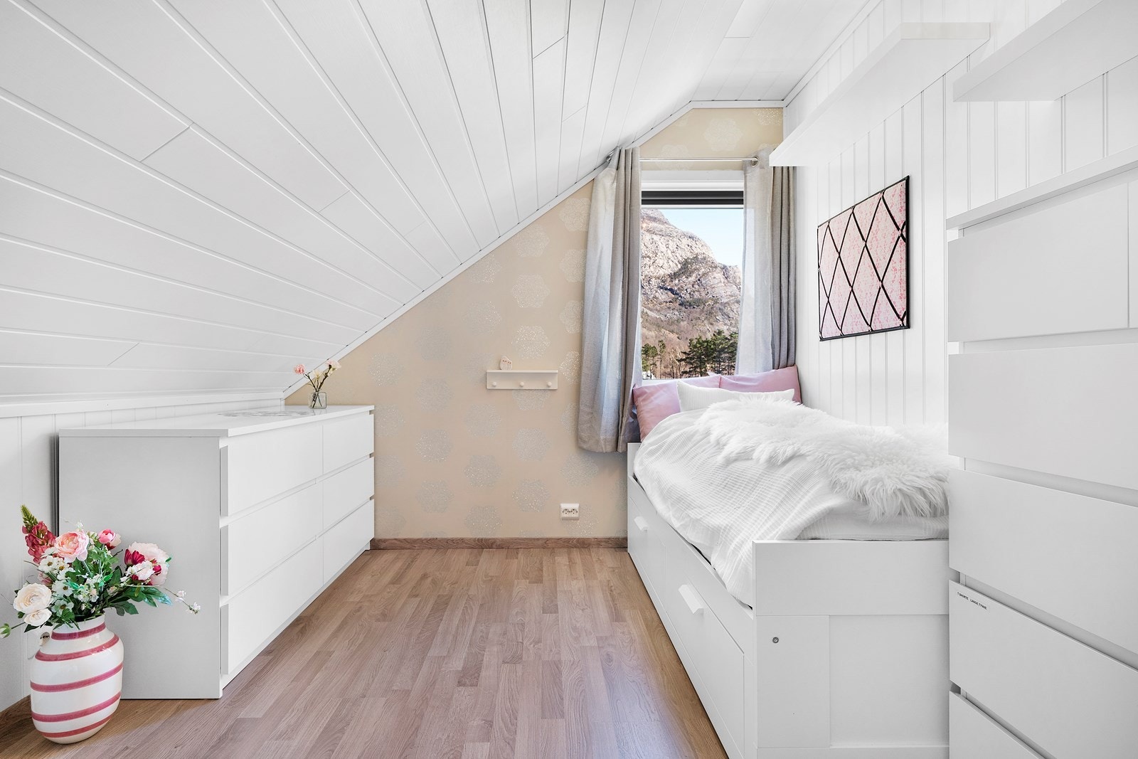 Soverom 2 av 3 i loftsetasje Galleribilde