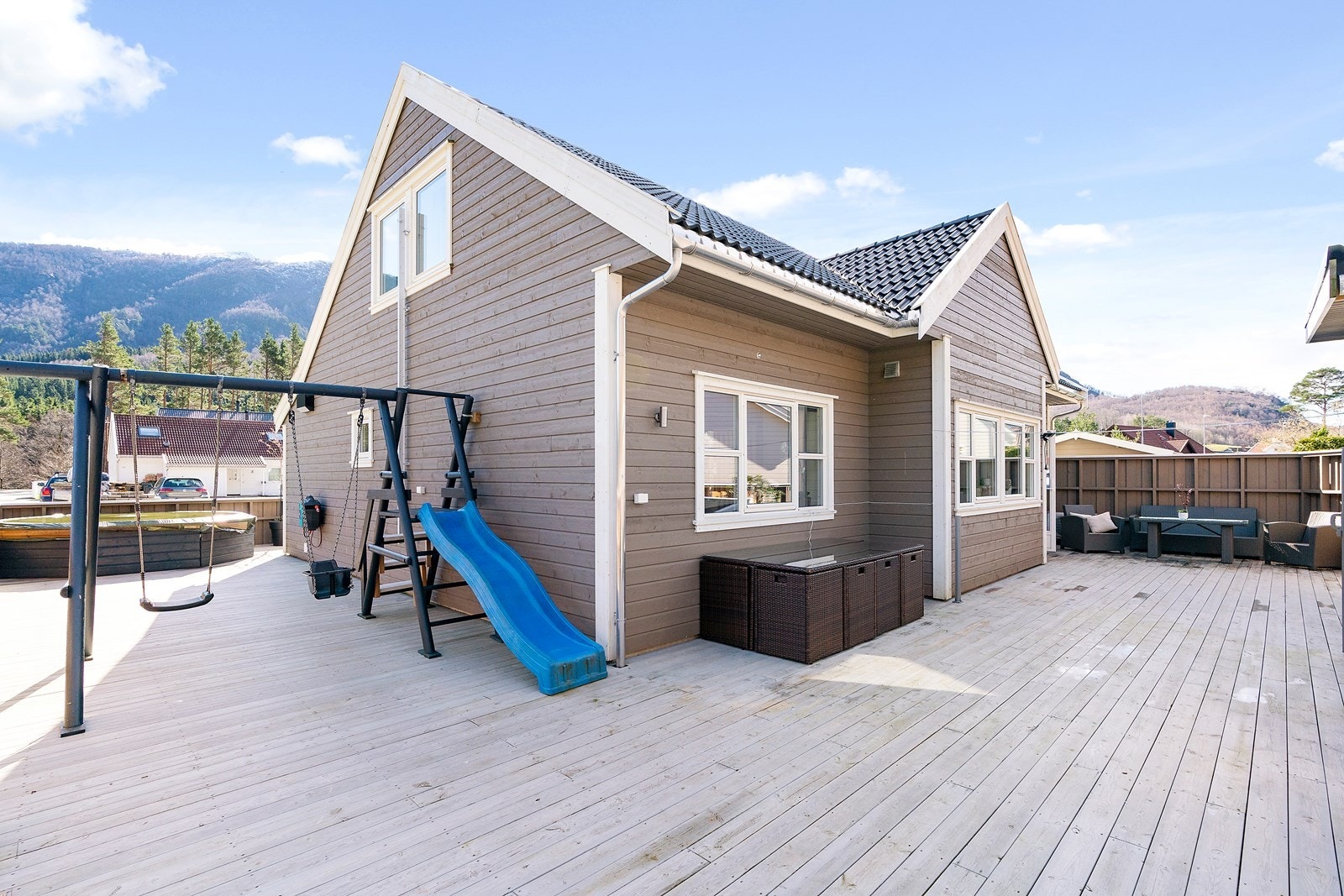 Terrasse med god boltreplass Galleribilde