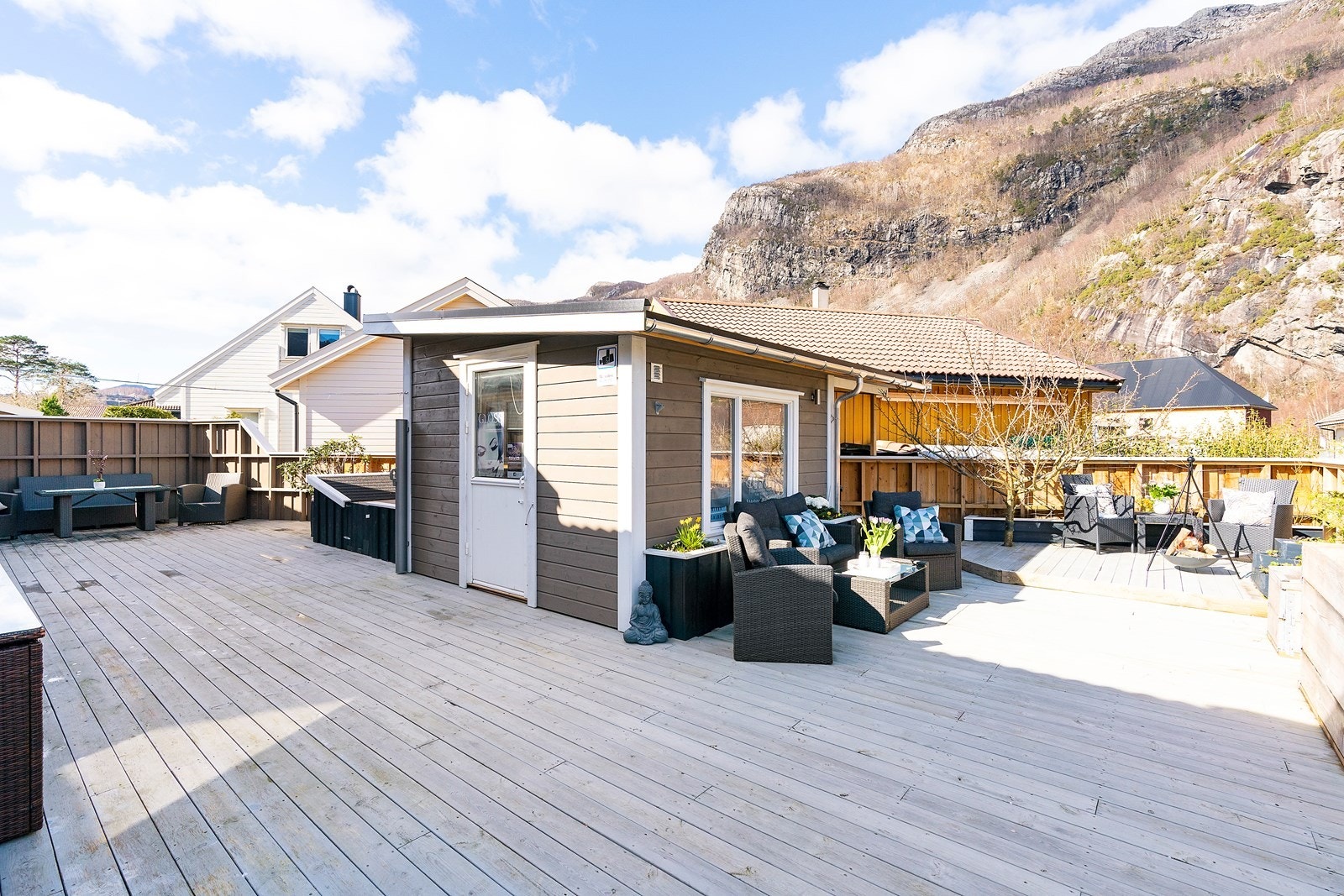 Romslige uteområder som er innegjerdet, samt eget anneks på terrassen. Galleribilde