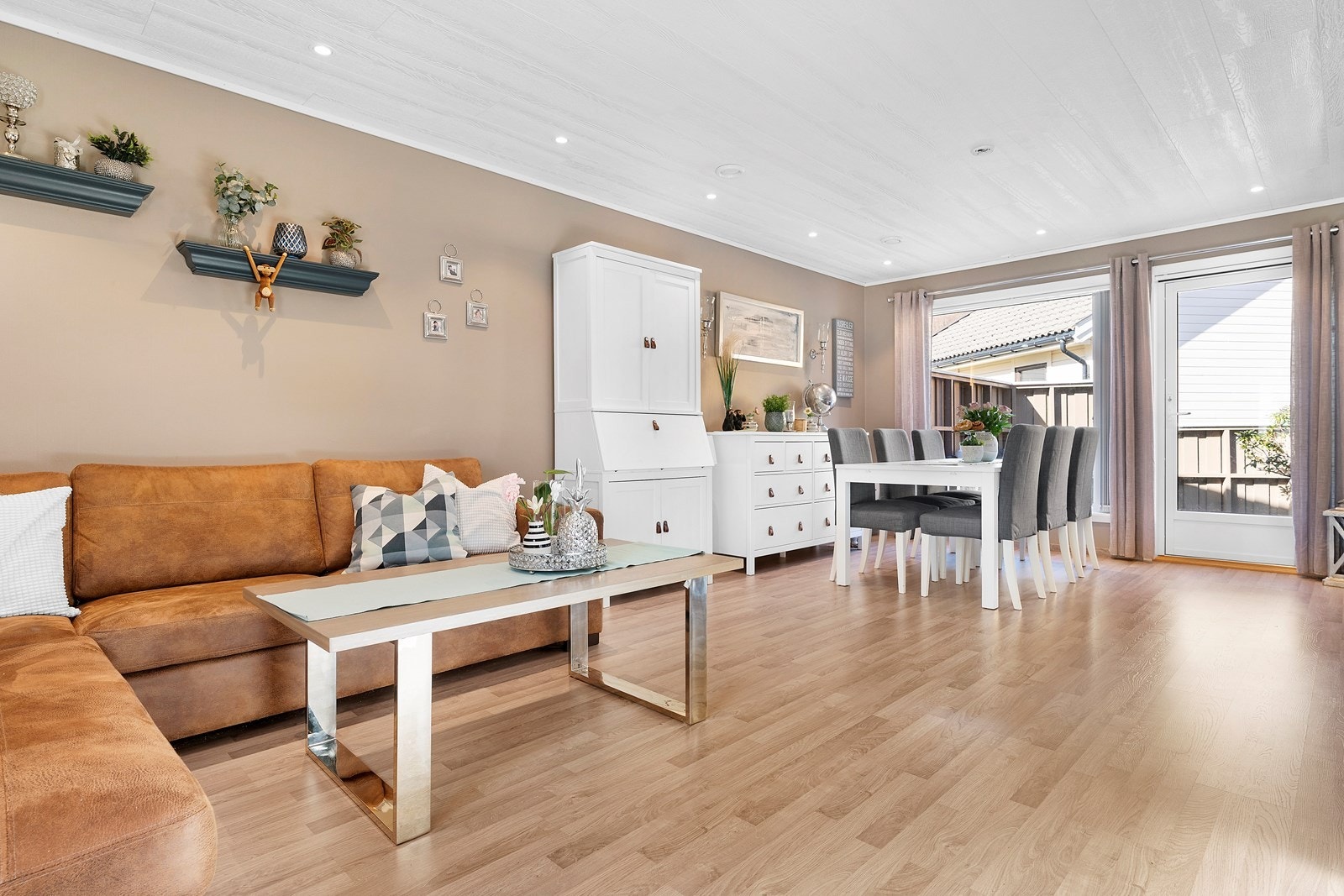 Stue med god plass til spisebord og salong Galleribilde