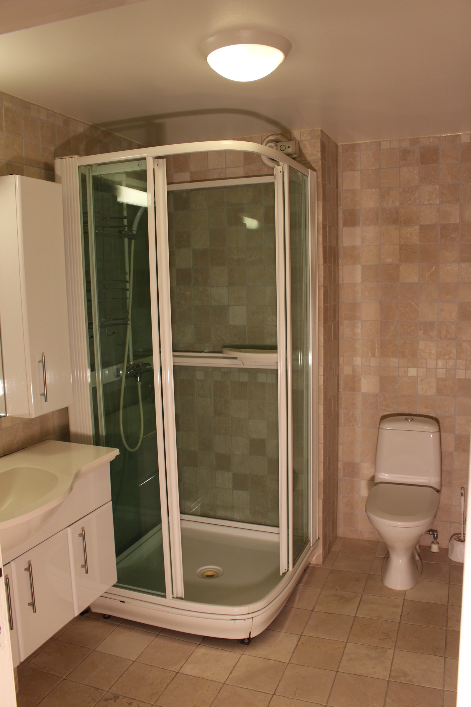 bad 2.etg med vaskeservant, dusjkabinett og toalett Galleribilde