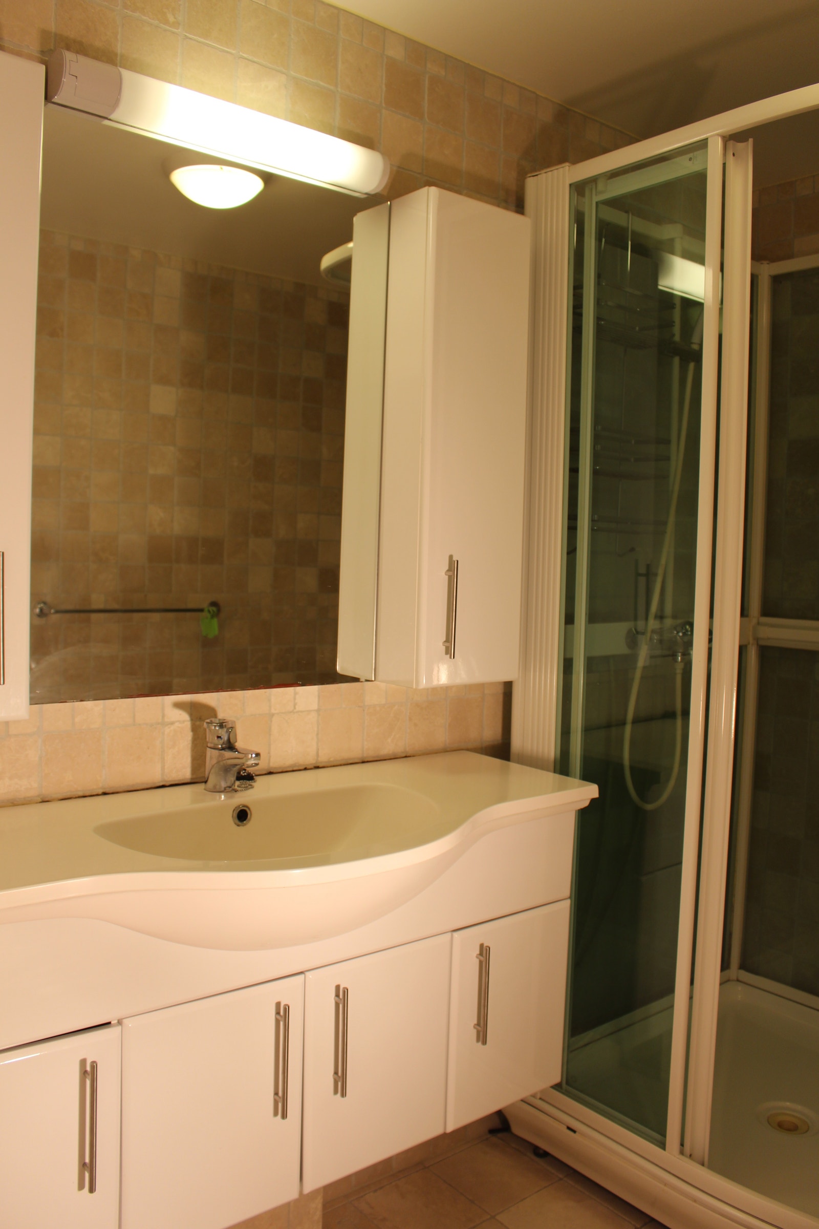 bad 2.etg med vaskeservant, dusjkabinett og toalett Galleribilde