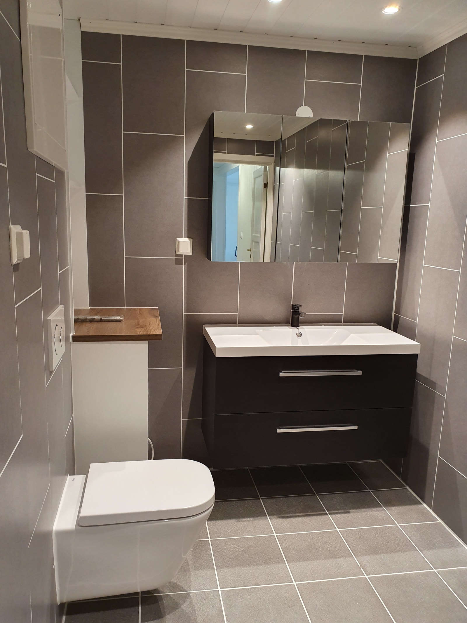 Speilskap med oppbevaring. Baderomsinnredning har bredde 100cm. Galleribilde