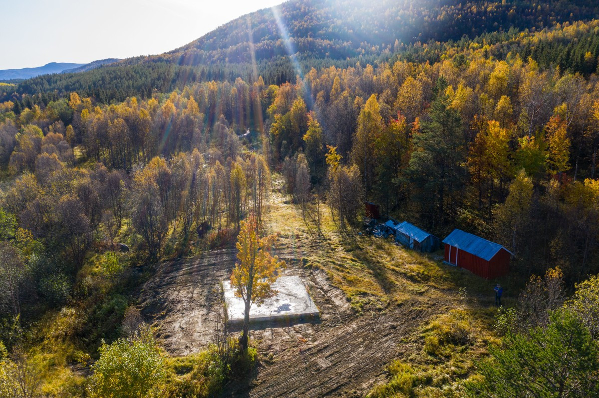 På eiendommen er det 2 uthus som lar seg renovere uten nevneverdige problemer