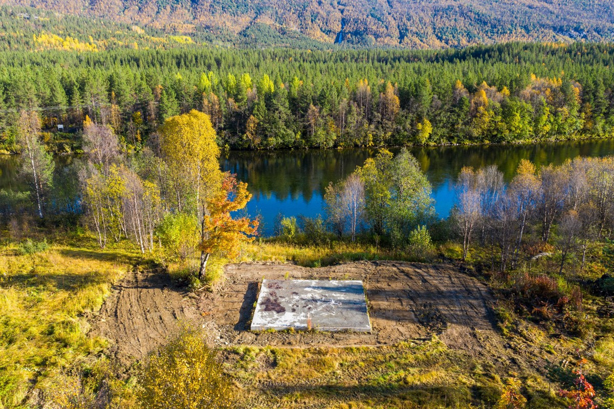 Tomten ligger helt opp mot vakre Reisaelva